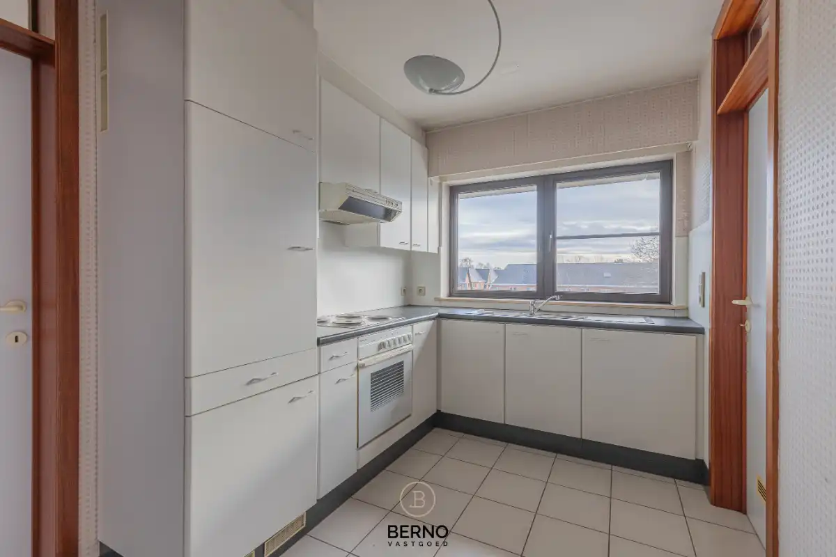 Building met praktijkruimte en 2 appartementen op commerciële locatie foto 16