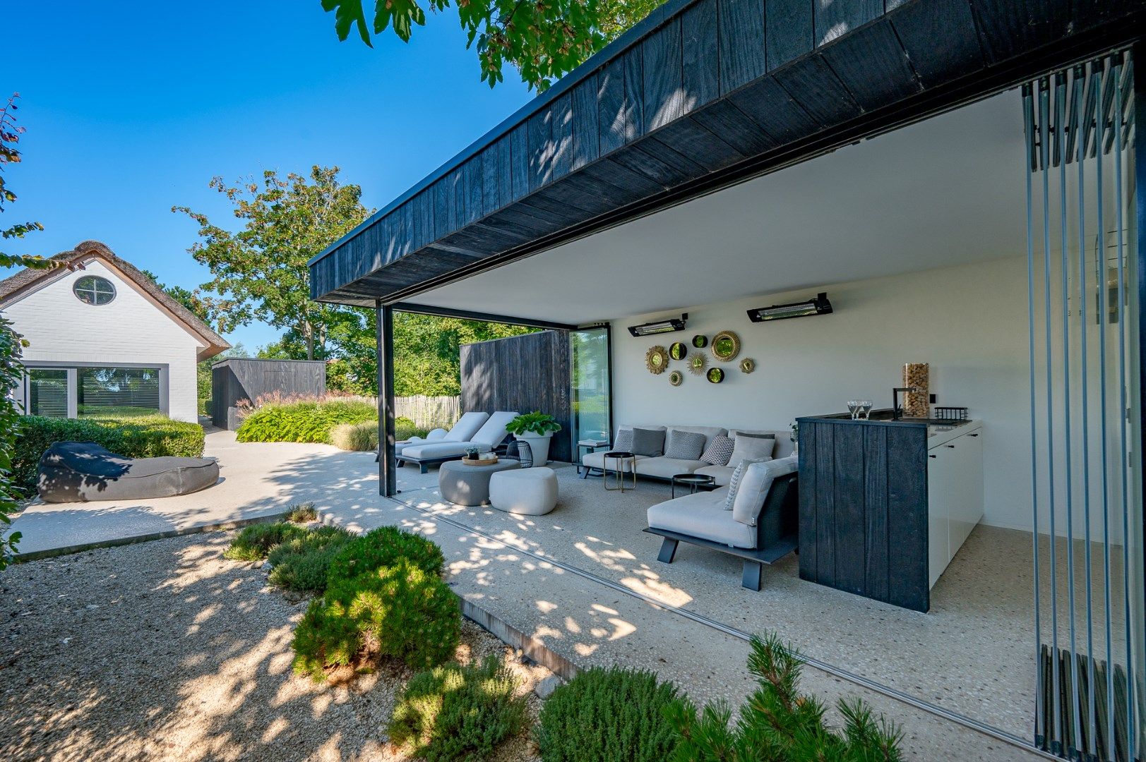 Unieke alleenstaande villa verscholen in een rustige laan te Knokke foto 5