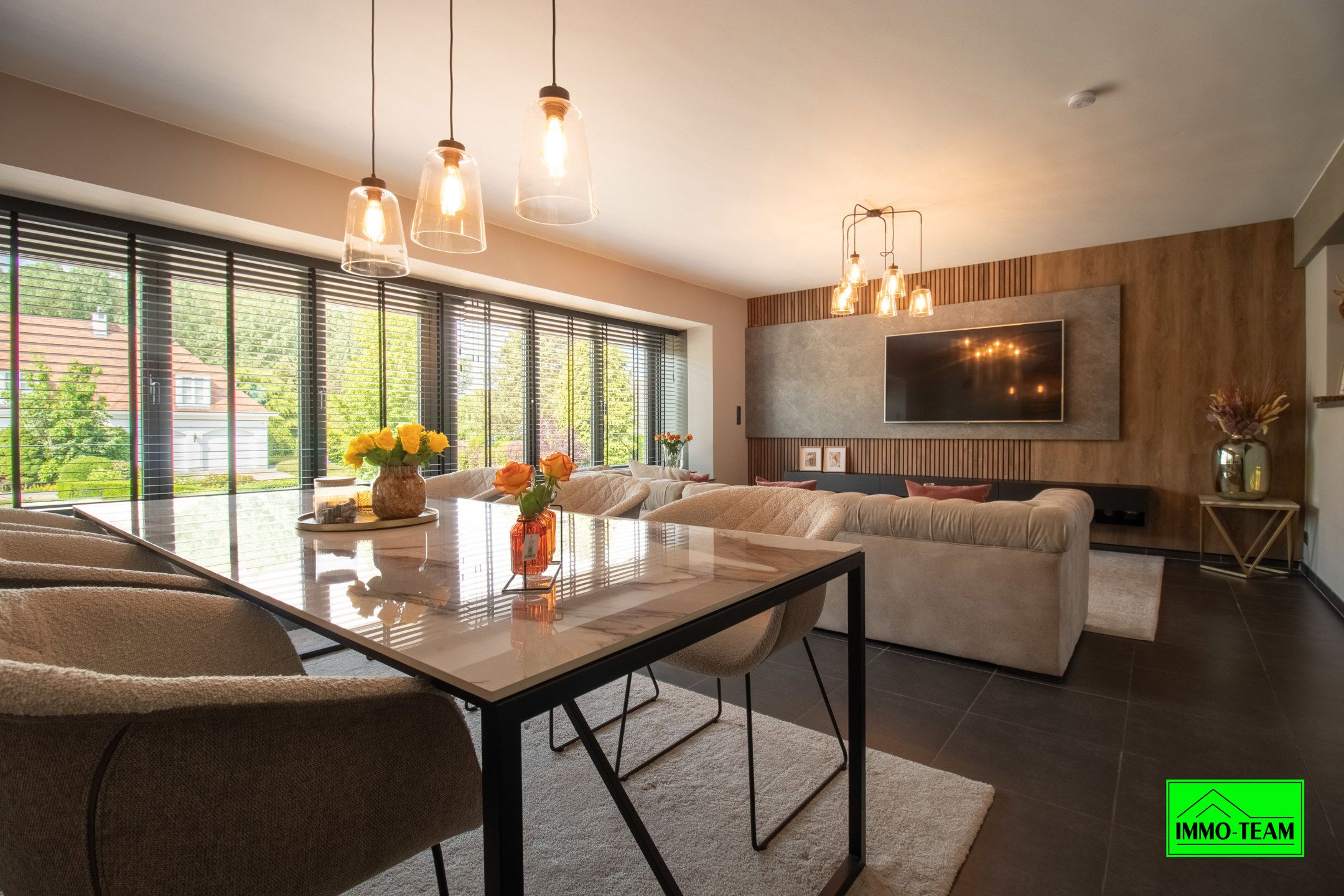 Instapklare gezinswoning met royale woonruimte en luxe  foto {{pictureIndex}}