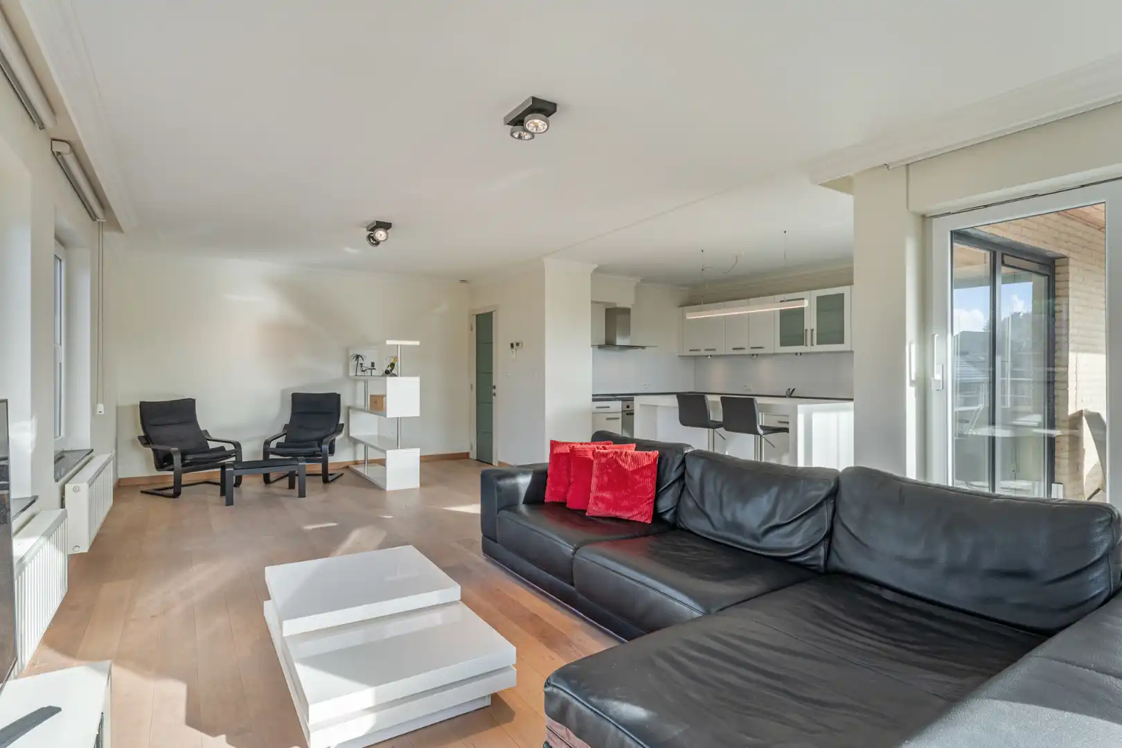 Exclusief penthouse met ruim terras, 2 slpk, extra brede autostaanplaats, centrum Houthalen foto 9