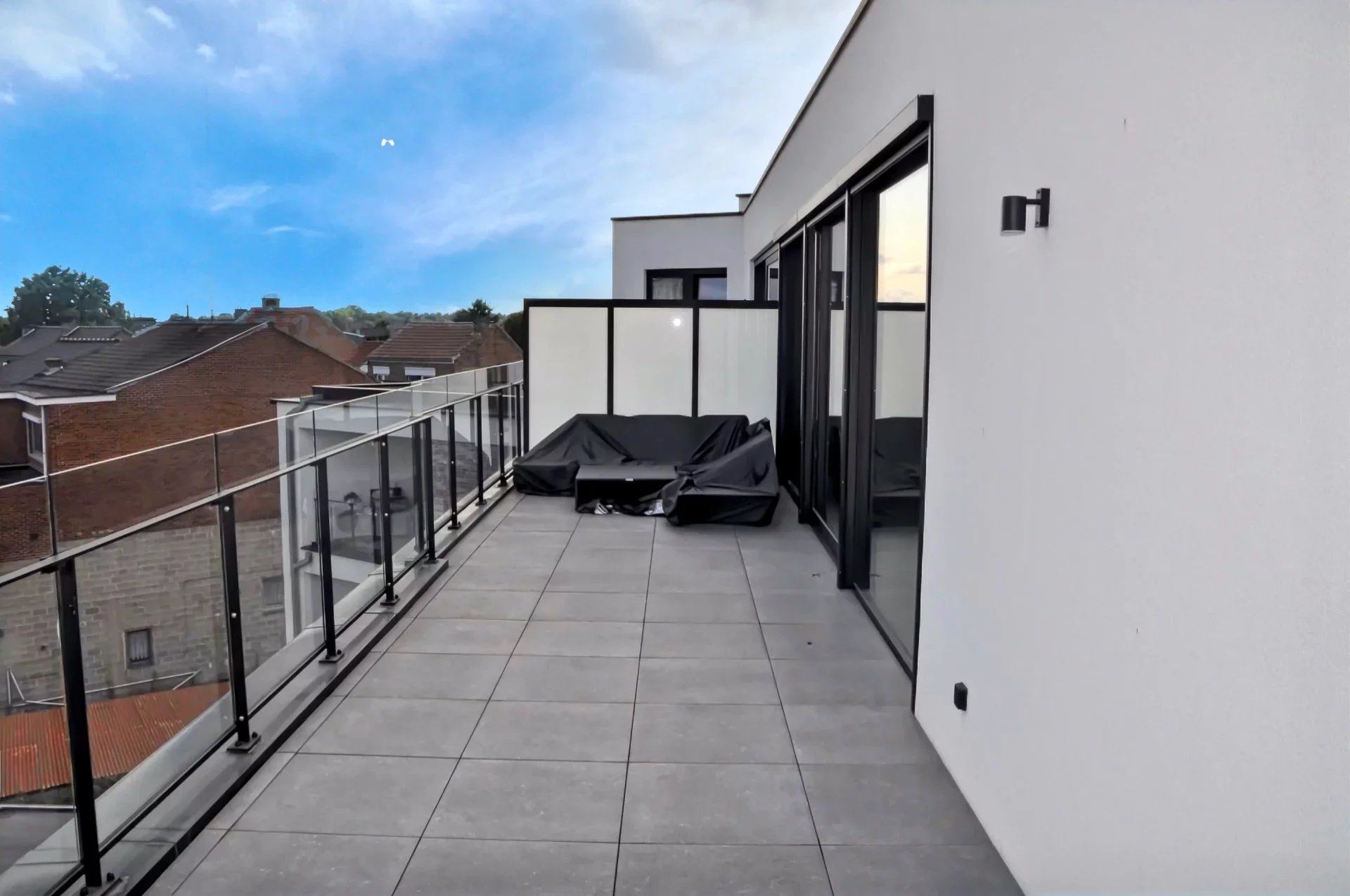 UNIEK EN ZEER KWALITATIEF PENTHOUSE MET TWEE SLPK'S EN TWEE TERRASSEN NABIJ CENTRUM TONGEREN foto 3