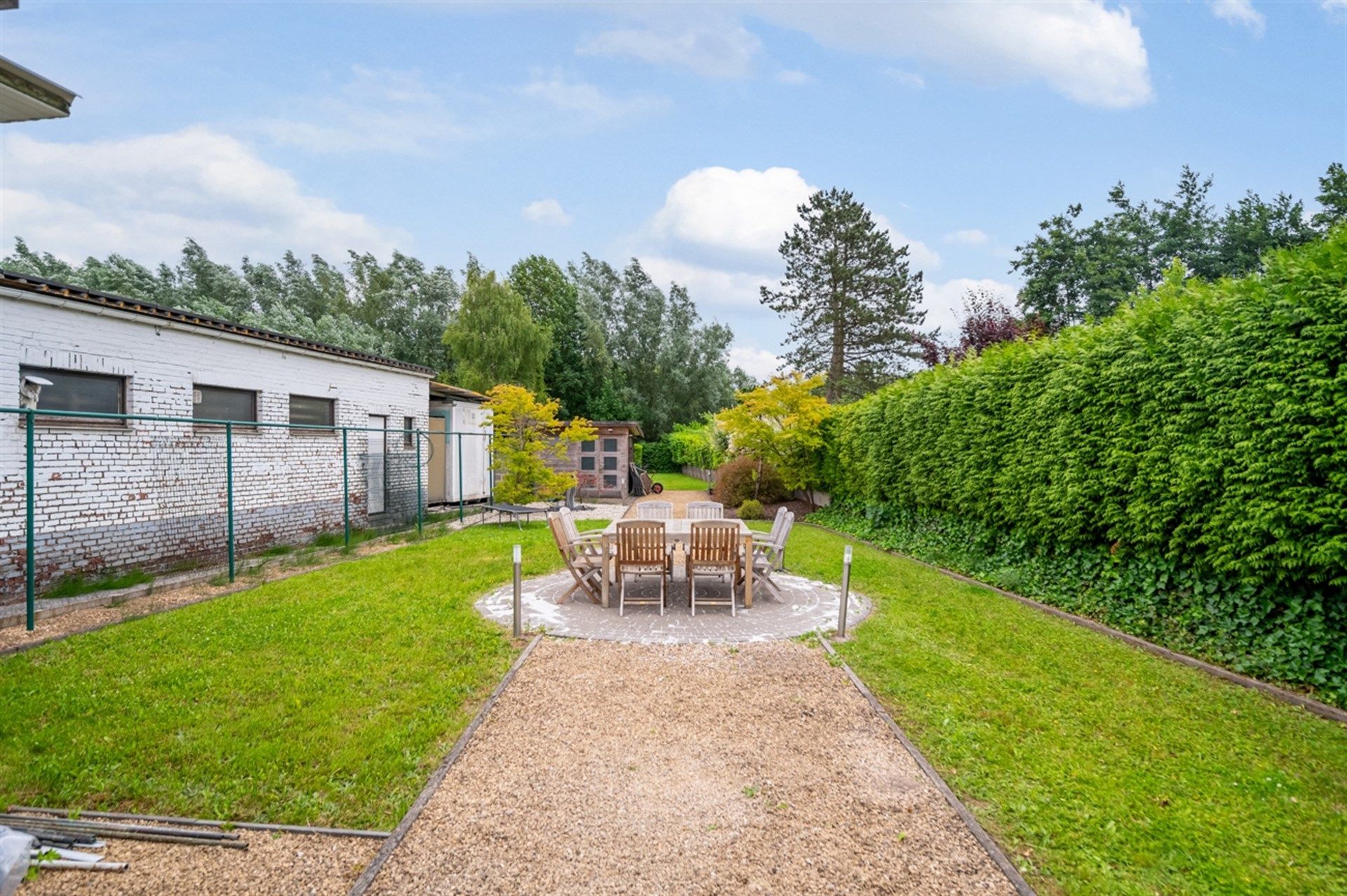 Ruime halfopen bebouwing met 4 slaapkamers, grote tuin en dubbele garage foto 17