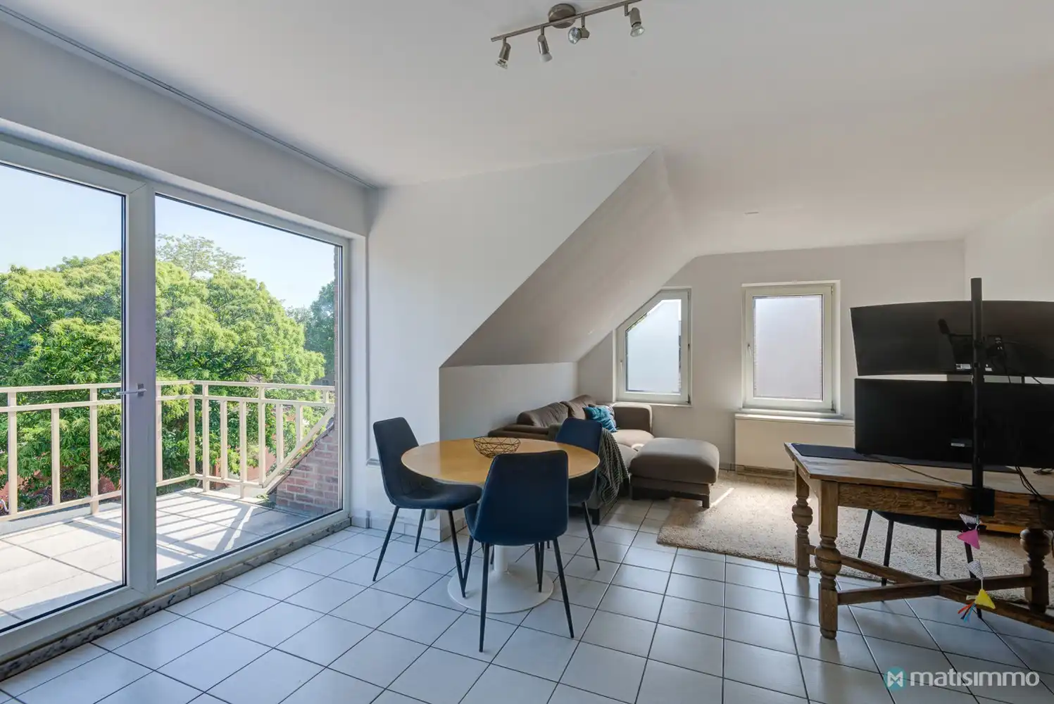 GUNSTIG GELEGEN APPARTEMENT MET 2 SLAAPKAMERS, GARAGE EN AUTOSTAANPLAATS TE BILZEN foto 2