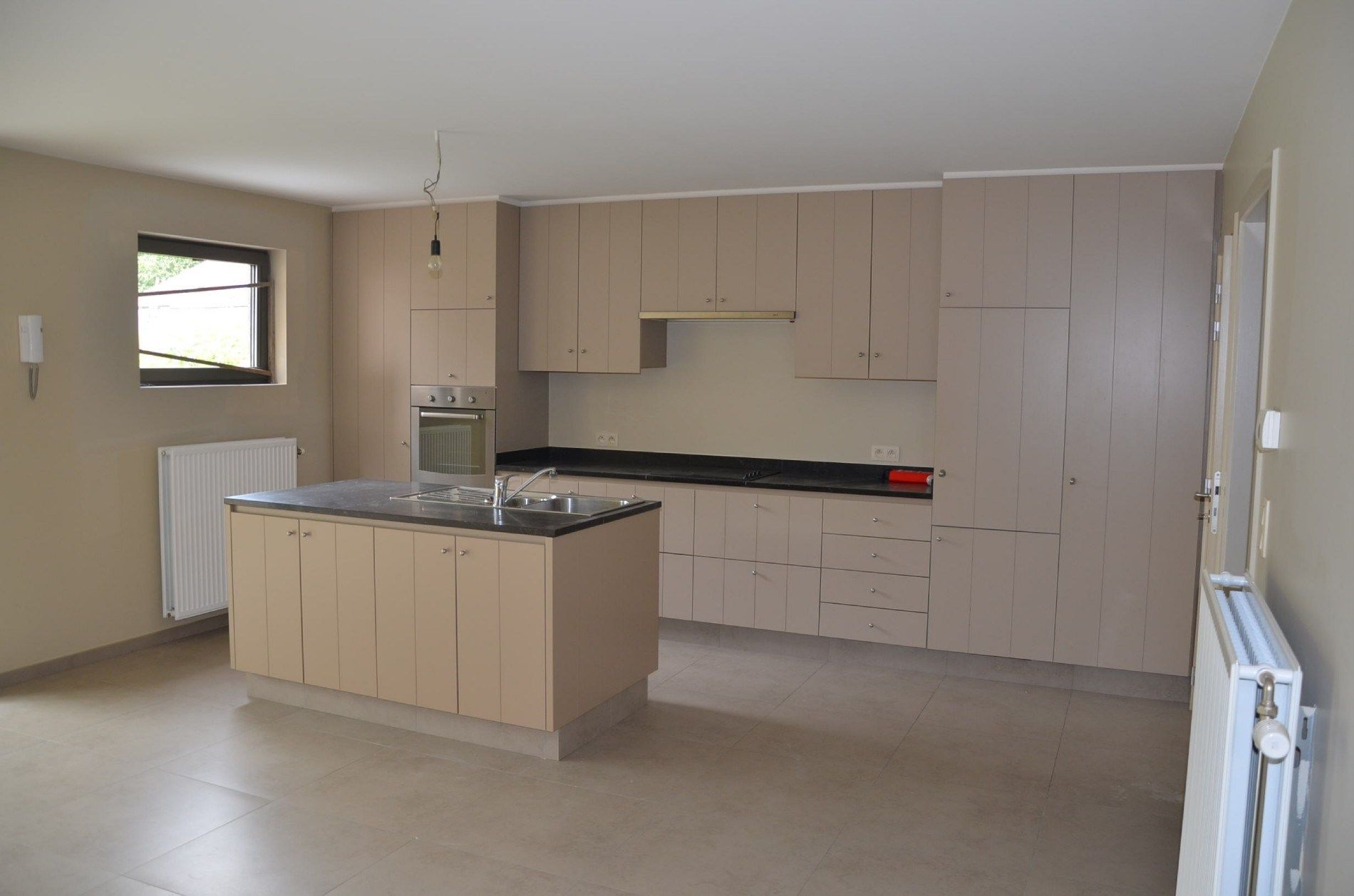 Gelijkvloers recent appartement met tuin. foto 8