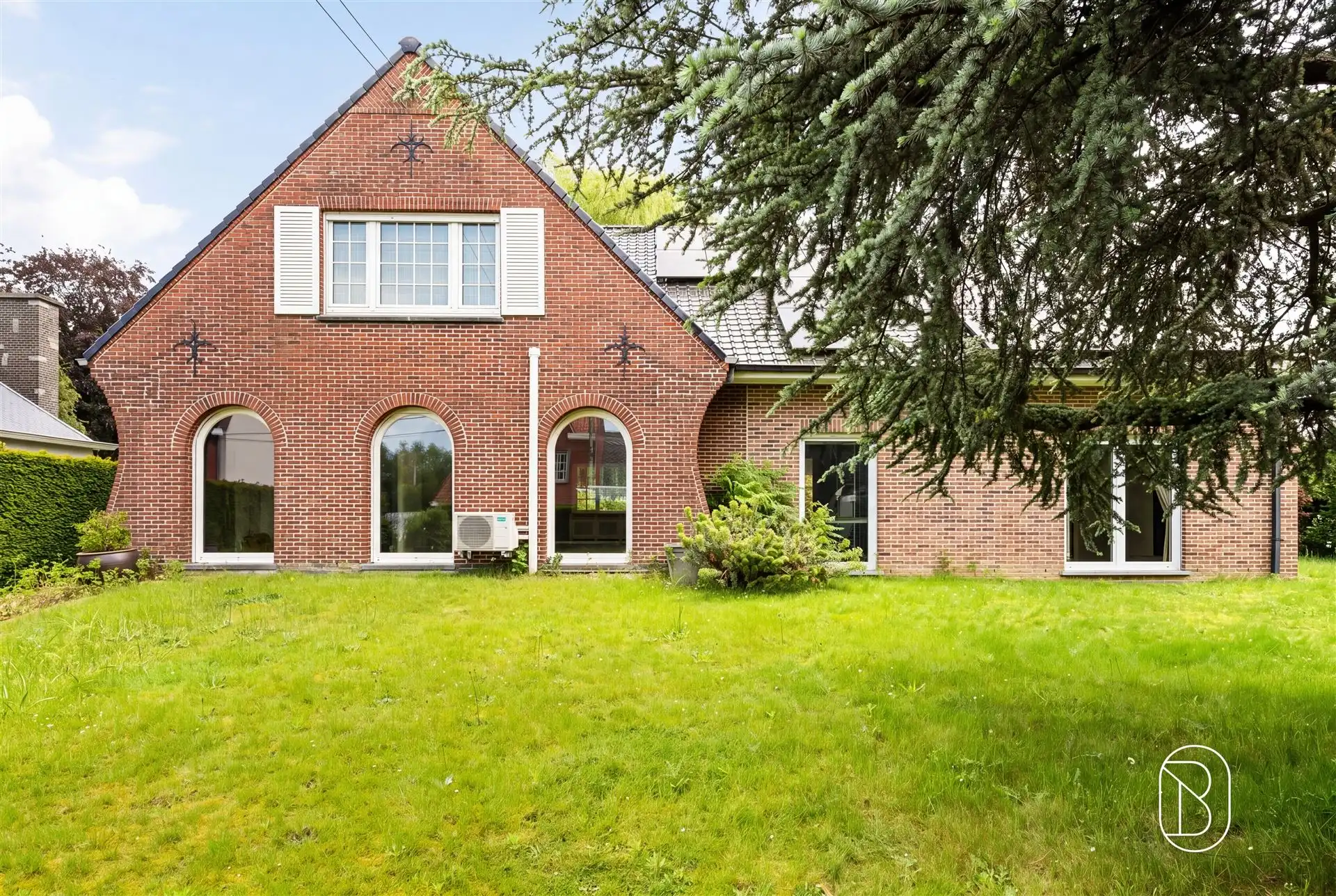 Grote degelijke villa met zonnepanelen en prachtige tuin. foto 2