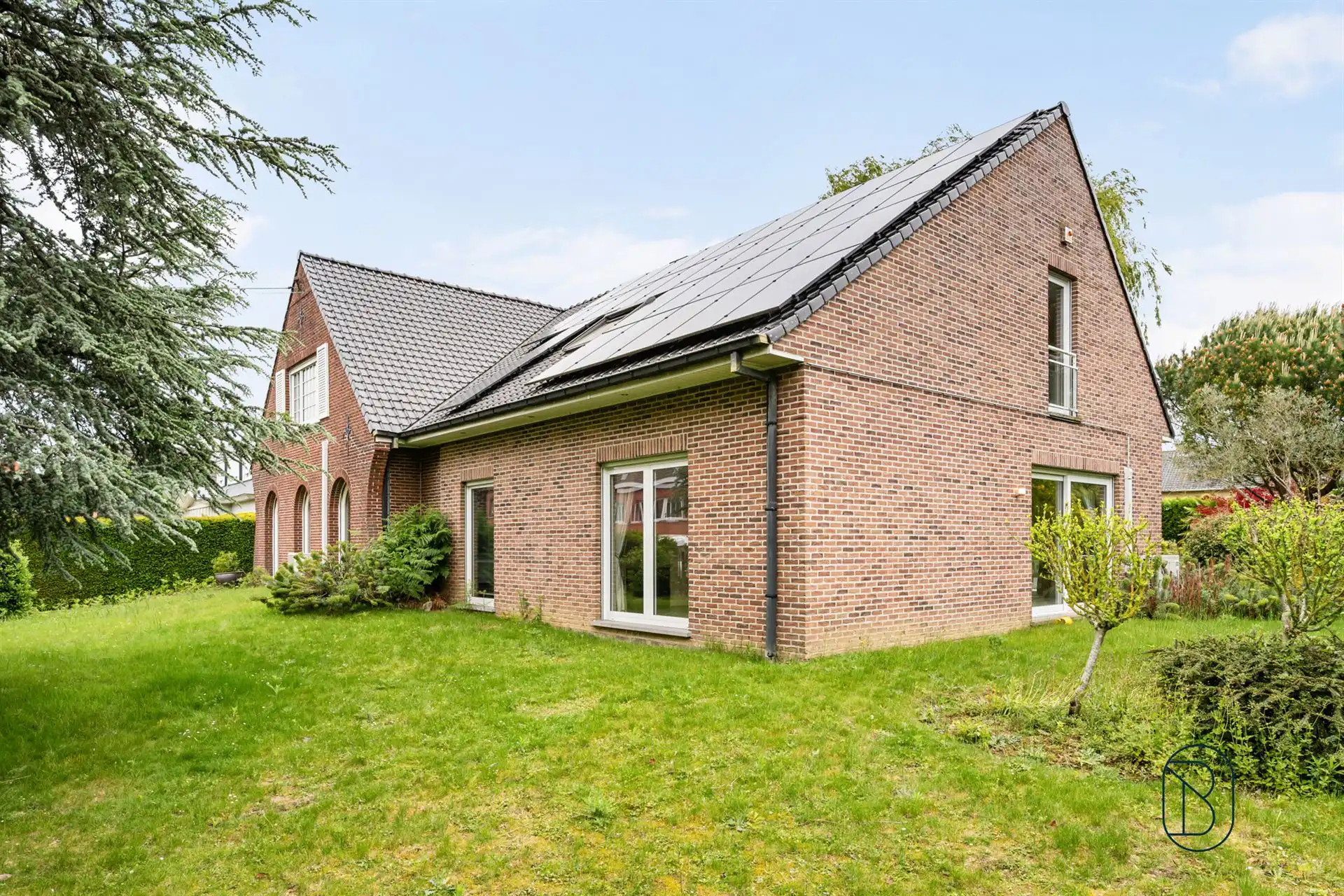 Grote degelijke villa met zonnepanelen en prachtige tuin. foto 5