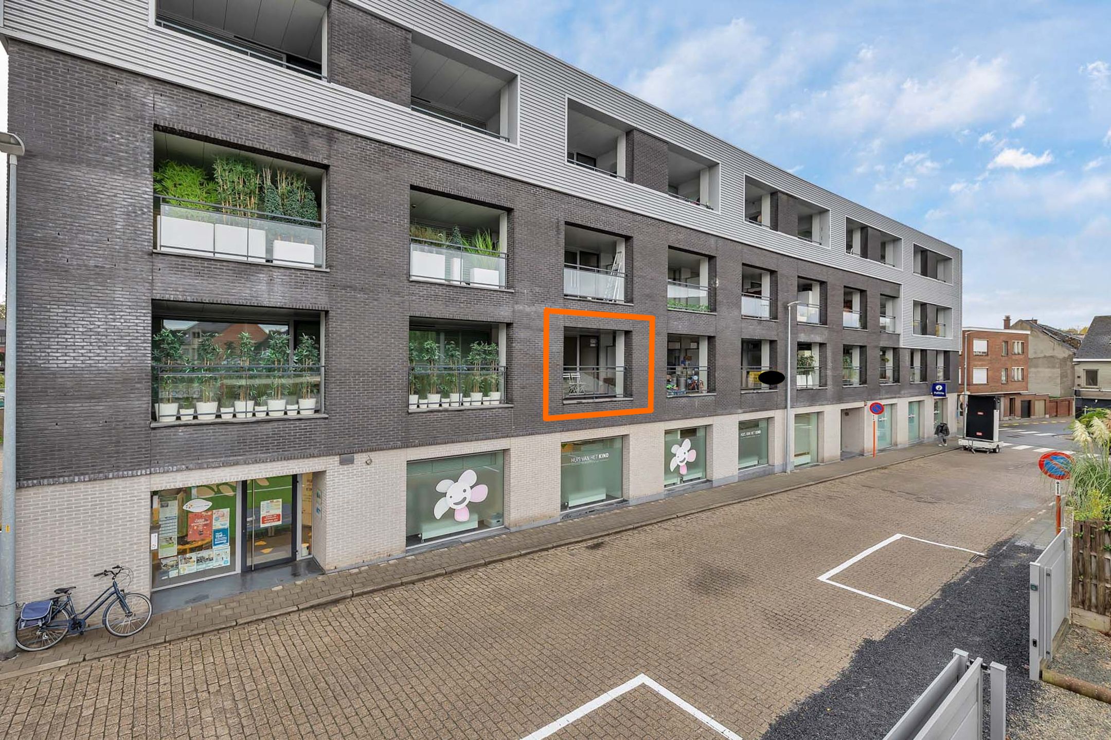 Modern appartement met terras en staanplaats in Denderleeuw foto {{pictureIndex}}