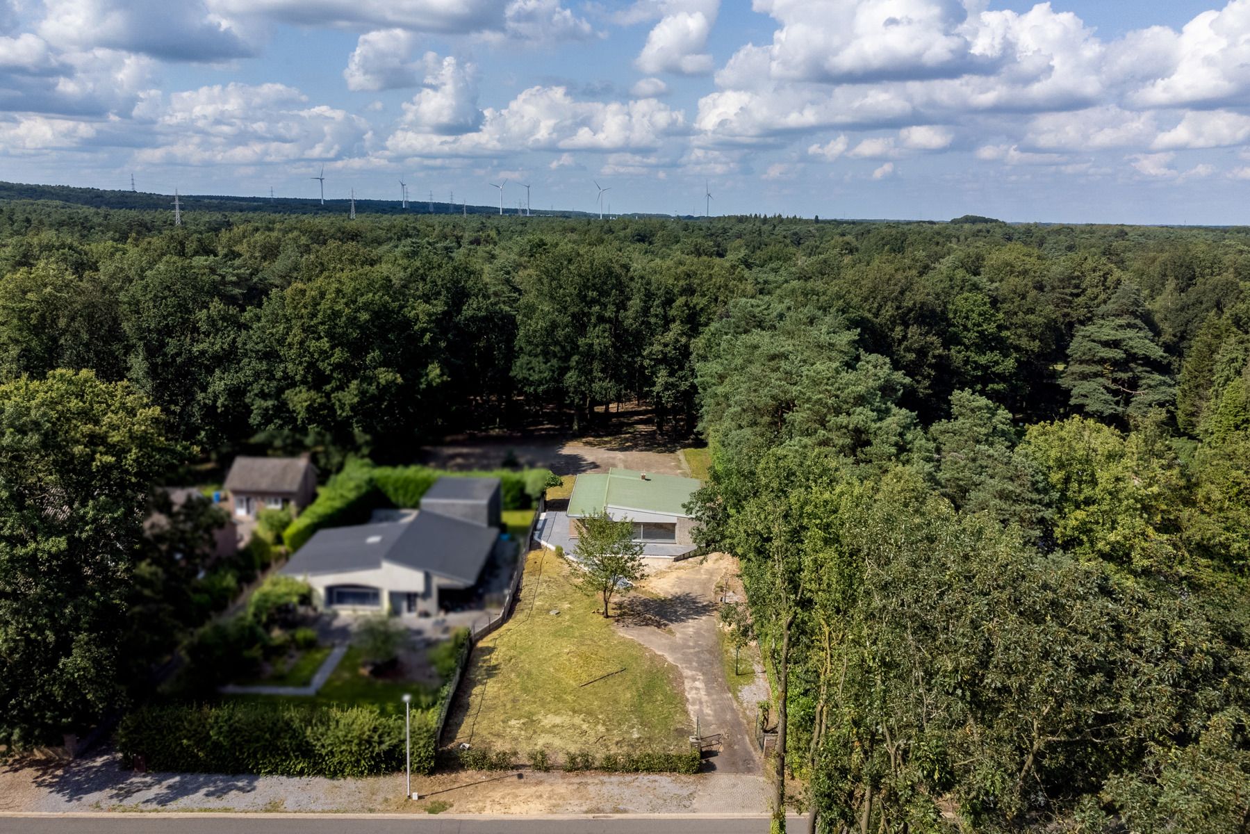 Deels gerenoveerde laagbouwvilla, residentieel gelegen in de bossen op een uitgestrekt perceel van 3.981m² foto 5