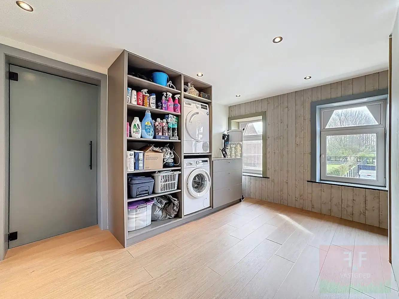 Instapklare hedendaagse gezinswoning met garage, opslagruimte en grote tuin foto 16