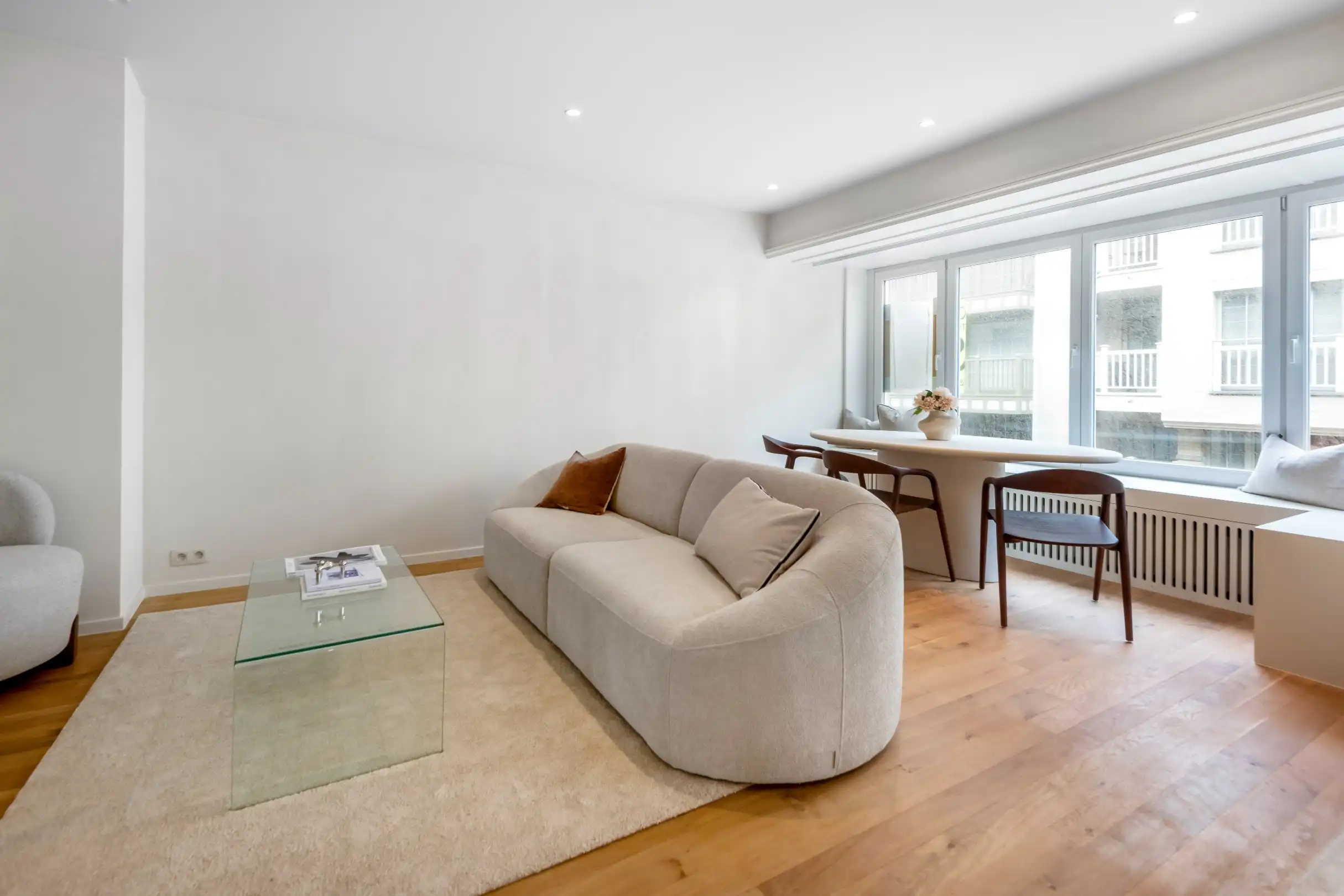 Prachtig gerenoveerd appartement rustig gelegen op de Zoutelaan vlakbij de winkels van de Dumortierlaan en de Lippenslaan. foto 7