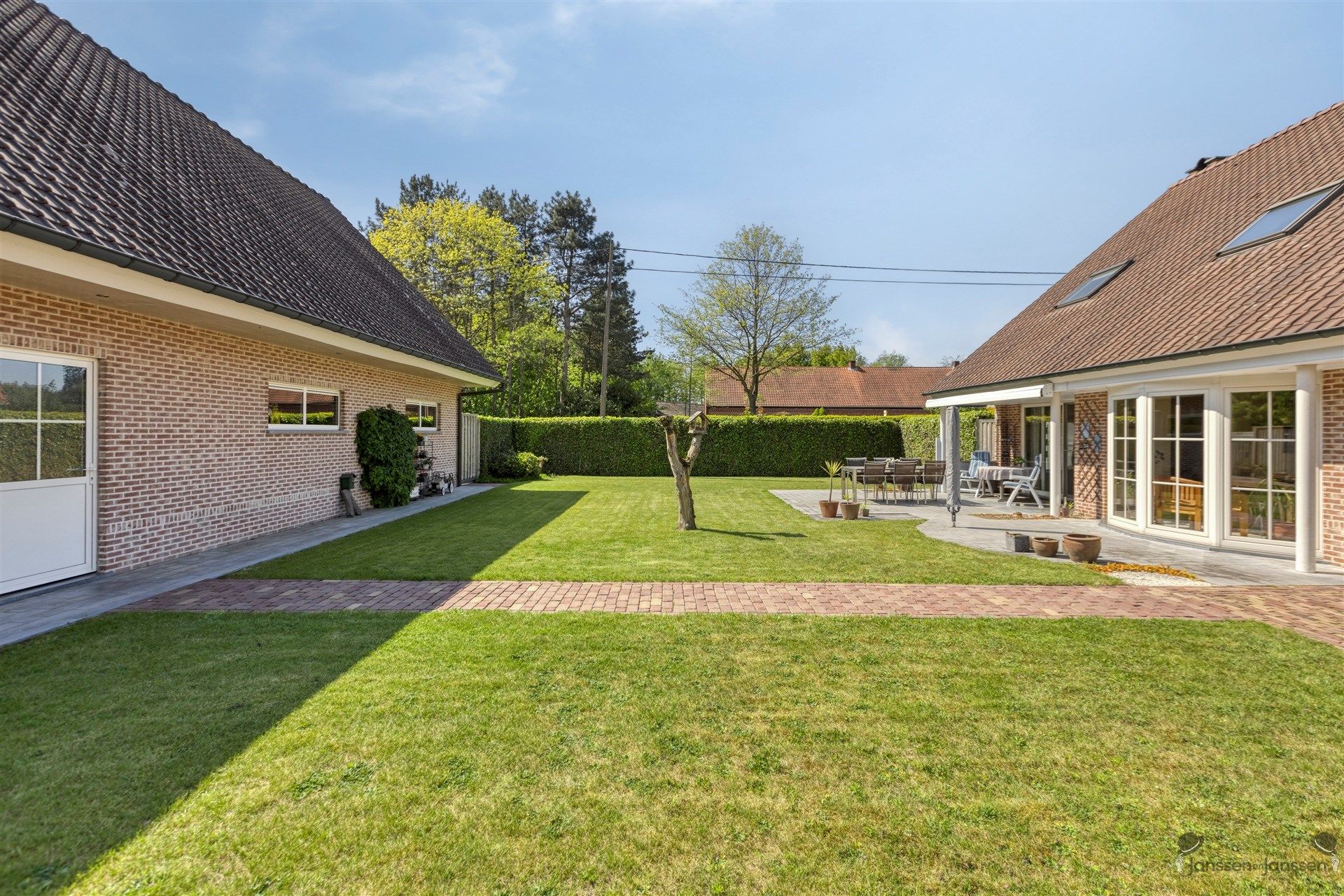 Woning met grote werkplaats  foto 22
