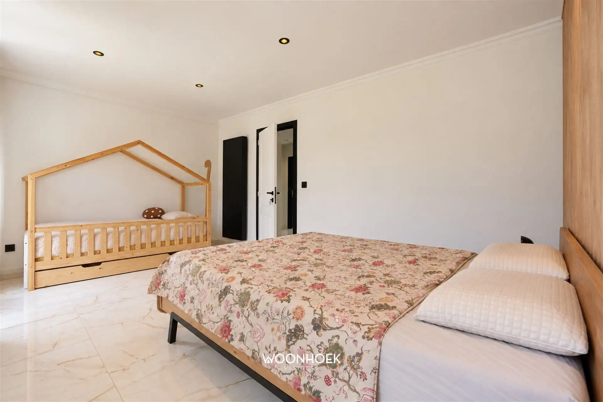 Gerenoveerde villa met bureau en 6 slaapkamers! foto 15
