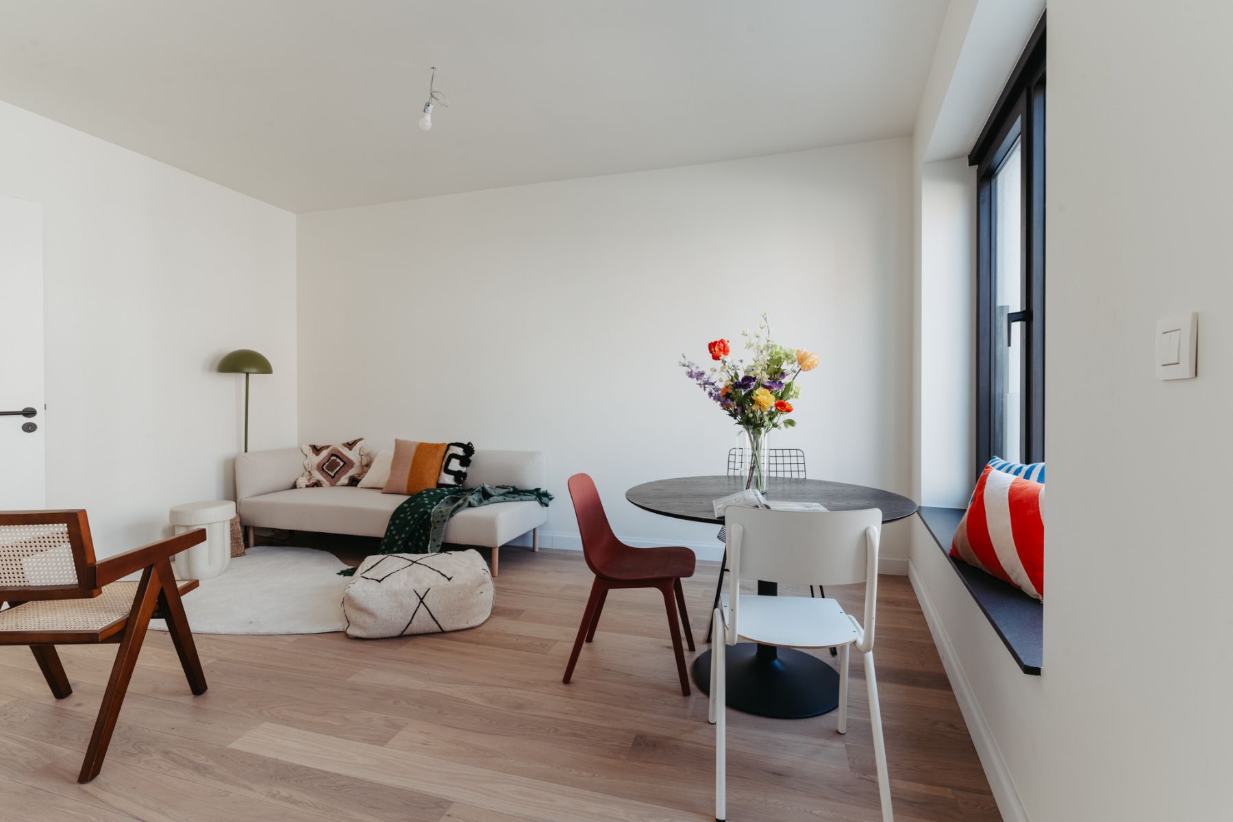 Lichtrijk gerenoveerd 2 slaapkamerappartement vlakbij Gent centrum foto 2