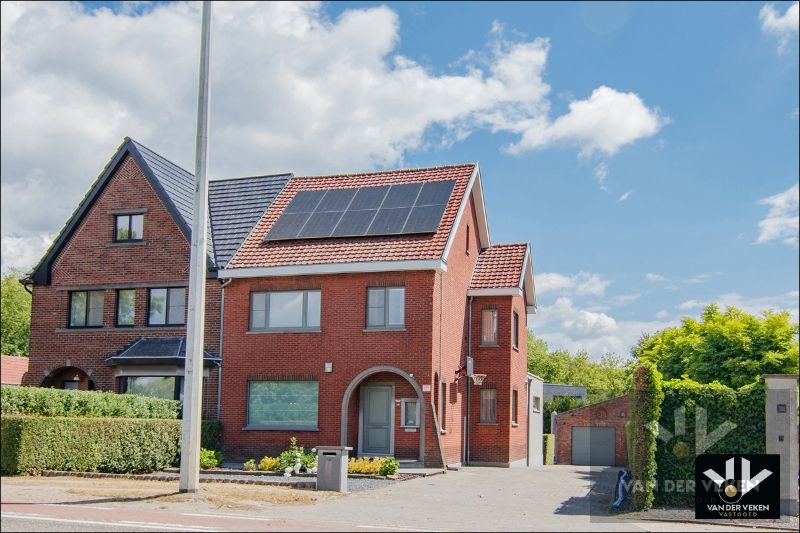 STIJLVOLLE HOB MET MODERN COMFORT EN ZWEMBAD foto 2