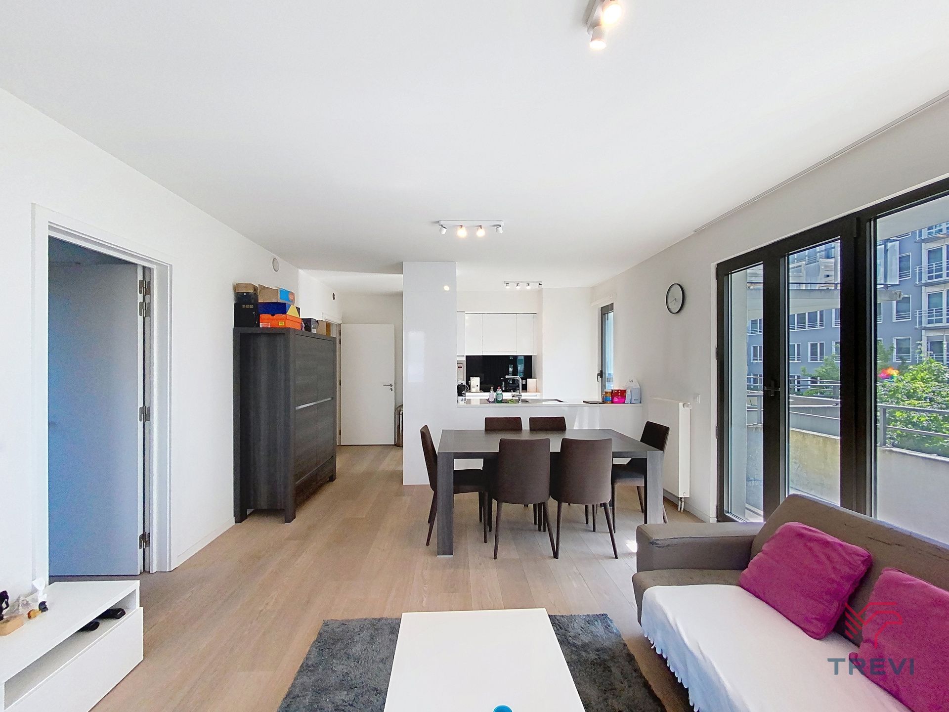 Zeer mooi gemeubileerd appartement - 2 slaapkamers + terras. foto 3