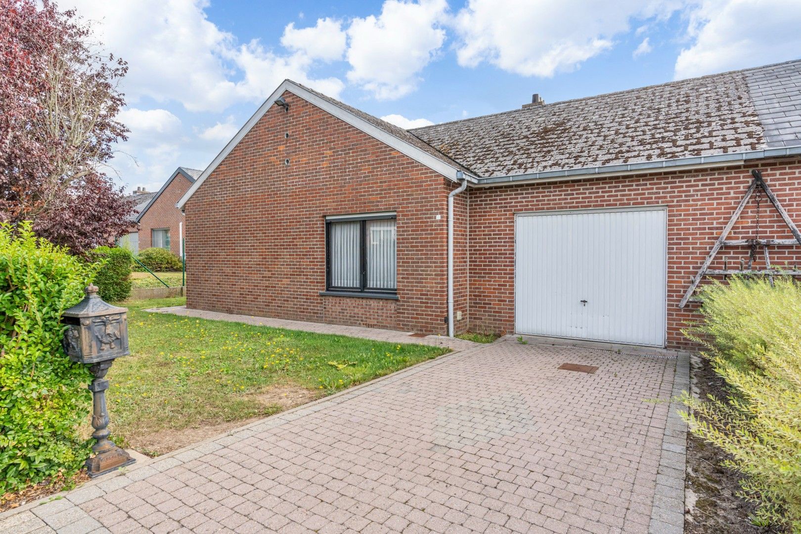 Gelijkvloerse woning met 3 slaapkamers, garage en tuin in rustige, doodlopende straat foto {{pictureIndex}}