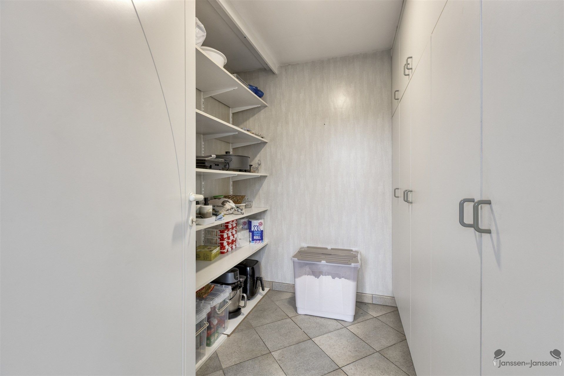 Ruime, goed onderhouden woning met prachtige tuin in Elsum Geel foto 8