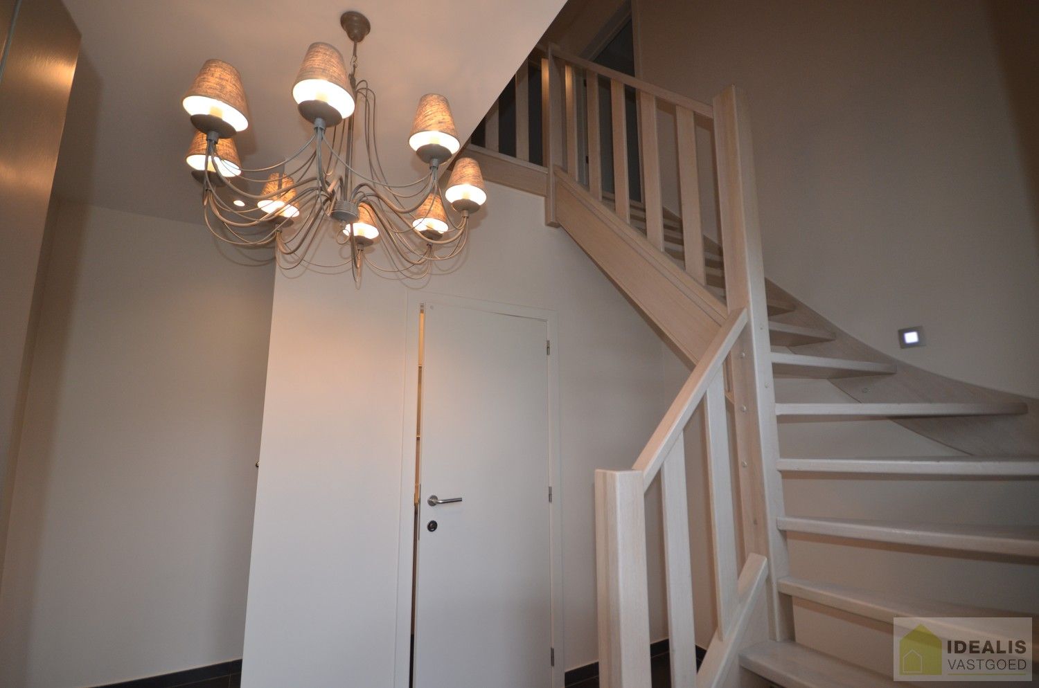 LUXUEUS AFGEWERKTE VILLA IN ZEER GOEDE STAAT! Deze ruime woning omvat o.a. een grote leefruimte, ruime keuken met bergplaats, wasplaats, 3 slaapkamers, ruime badkamer, inpandige garage en bergzolder! De villa is gelegen op een perceel met een opp. +/-13a dat volledig is aangelegd en omheind! Zeer geschikt voor kandidaten op zoek naar een rustig, doch centraal gelegen instapklare woning. foto 4