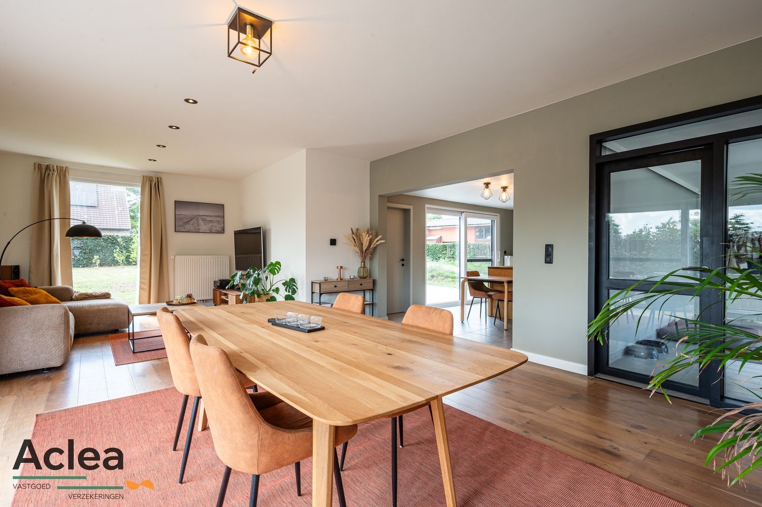 Stijlvolle, ruime woonst op een mooi perceel foto 15