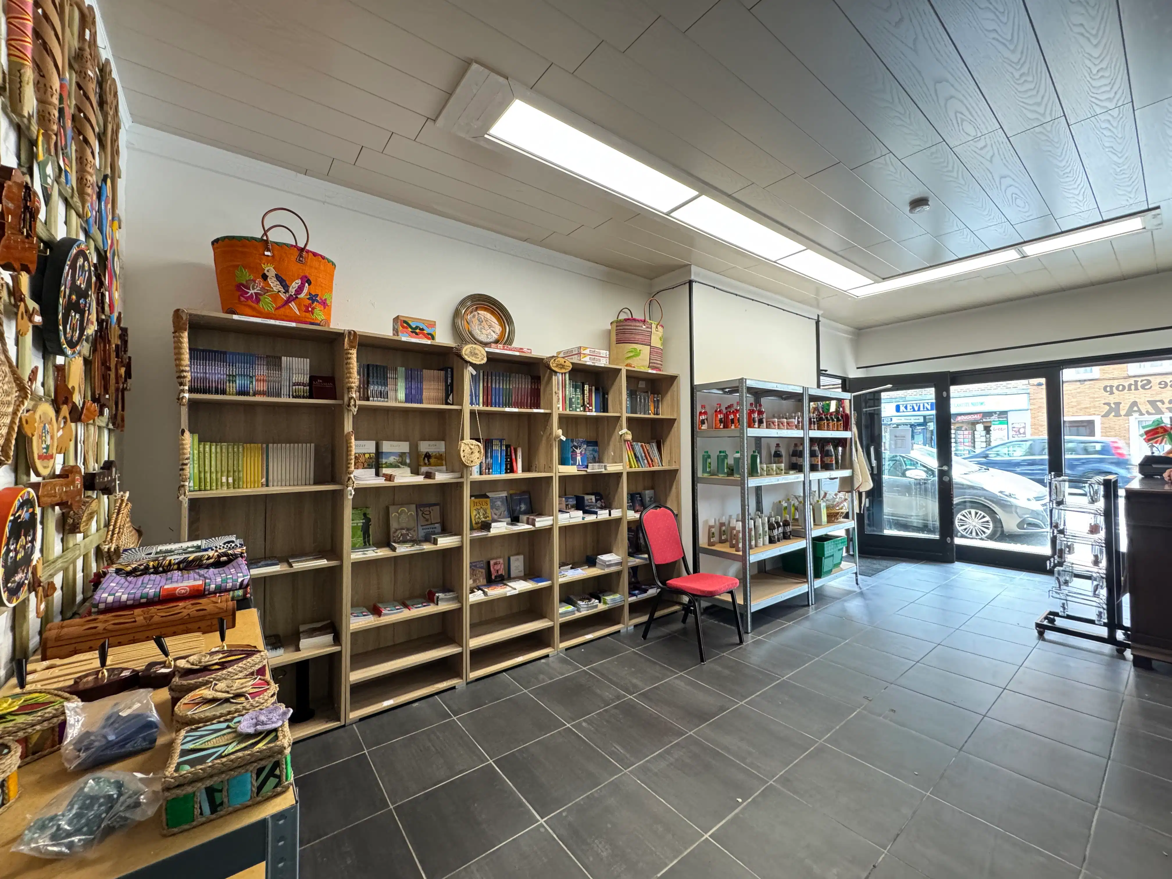 Handelsgelijkvloers 60m² aan drukke invalsweg Oostende foto 4