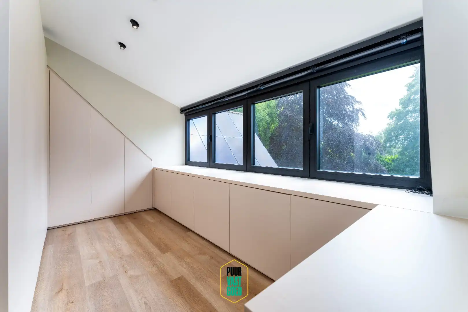 Knap gerenoveerde villa in uitgestrekte tuin foto 18