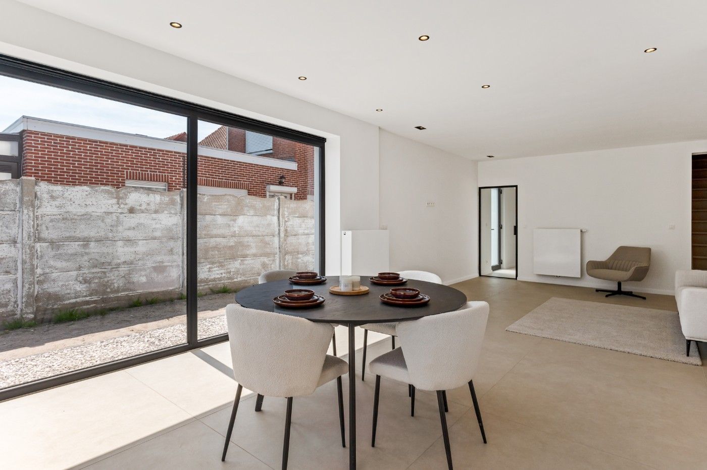 Prachtig gerenoveerde woning met 3 slpk., oprit en toffe tuin foto 7