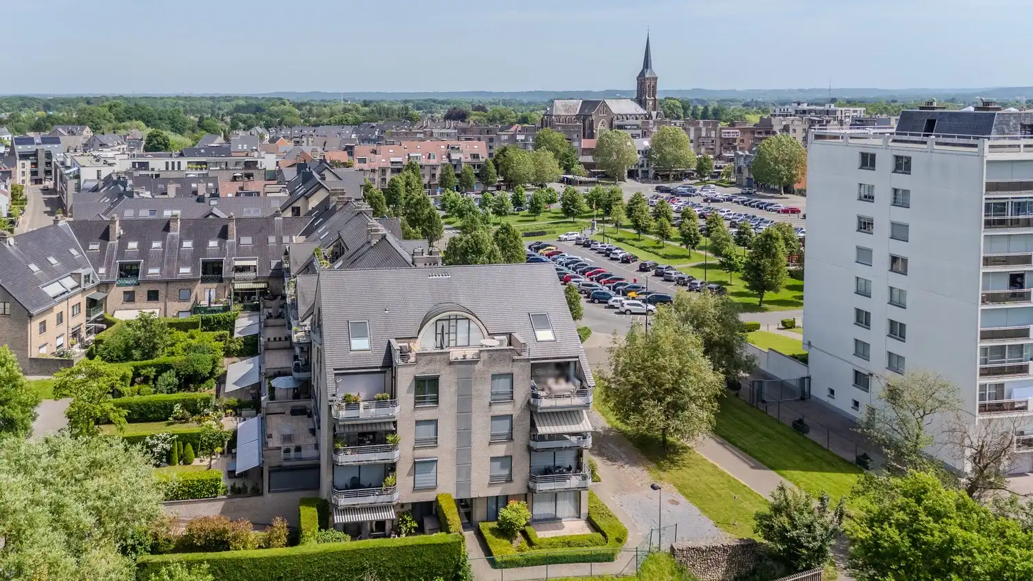 Gelijkvloers appartement met twee slaapkamers en garage in hartje Lanaken foto 2