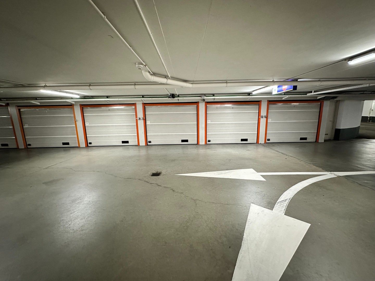 Ruime gesloten garagebox te huur voor 2 wagens in het Zoute. foto 4