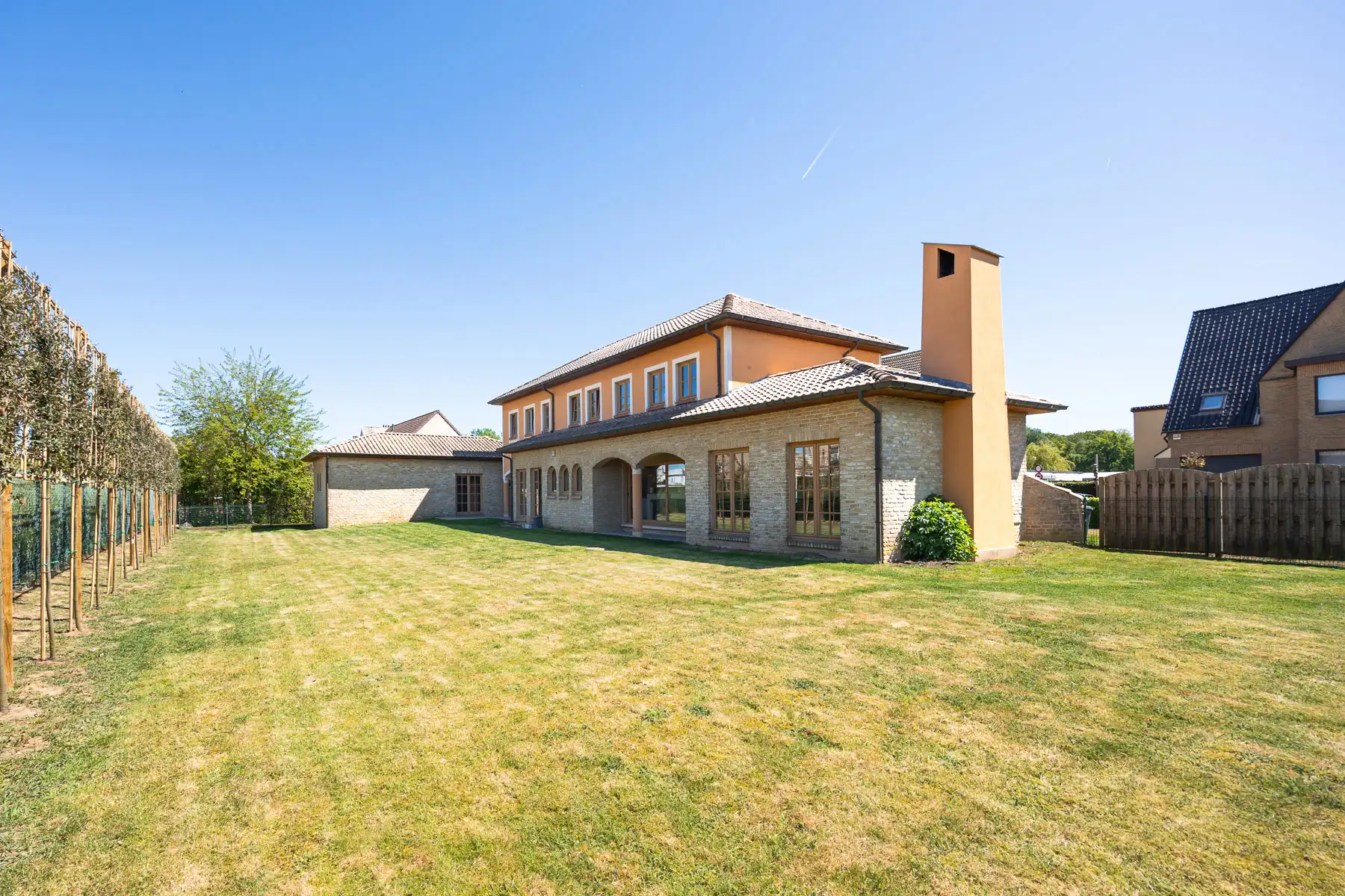 Rustig gelegen ruime villa in Spaanse stijl met grote tuin foto 4