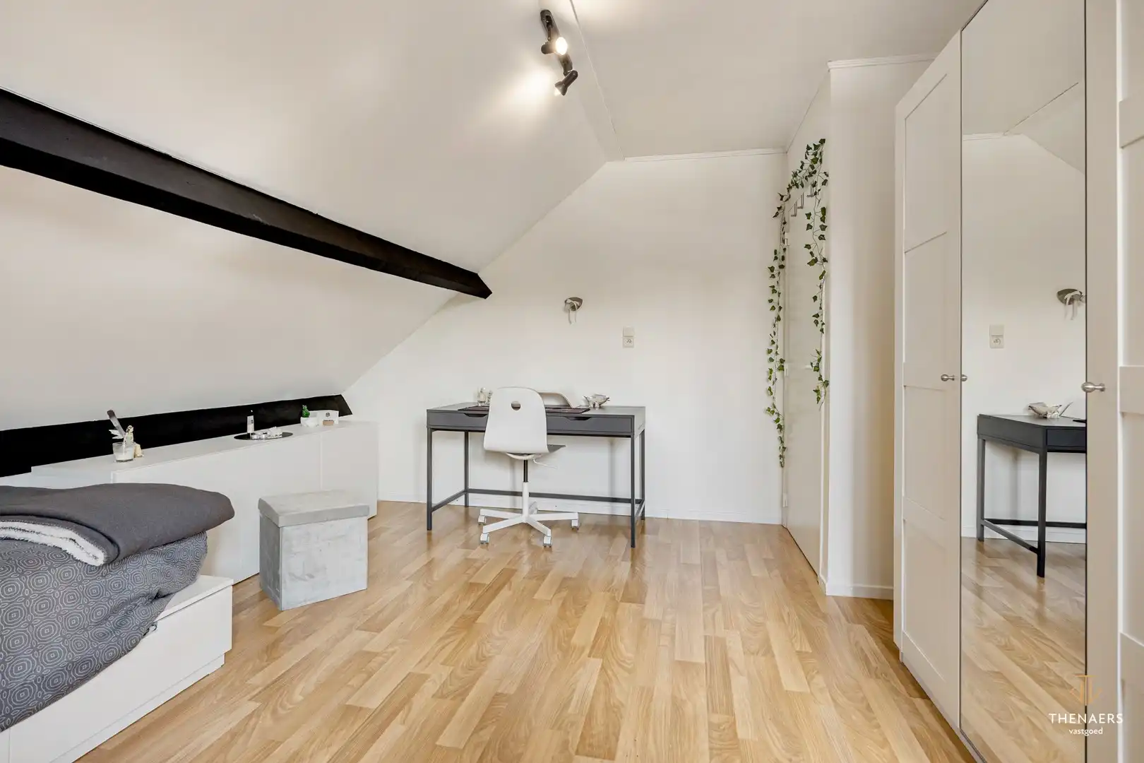 Ruime halfopen woning met 3 slaapkamers en prachtige tuin. foto 17