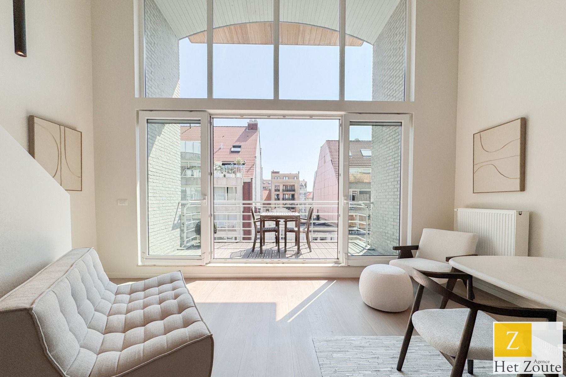 Gerenoveerd duplexappartement met ruim terras foto {{pictureIndex}}