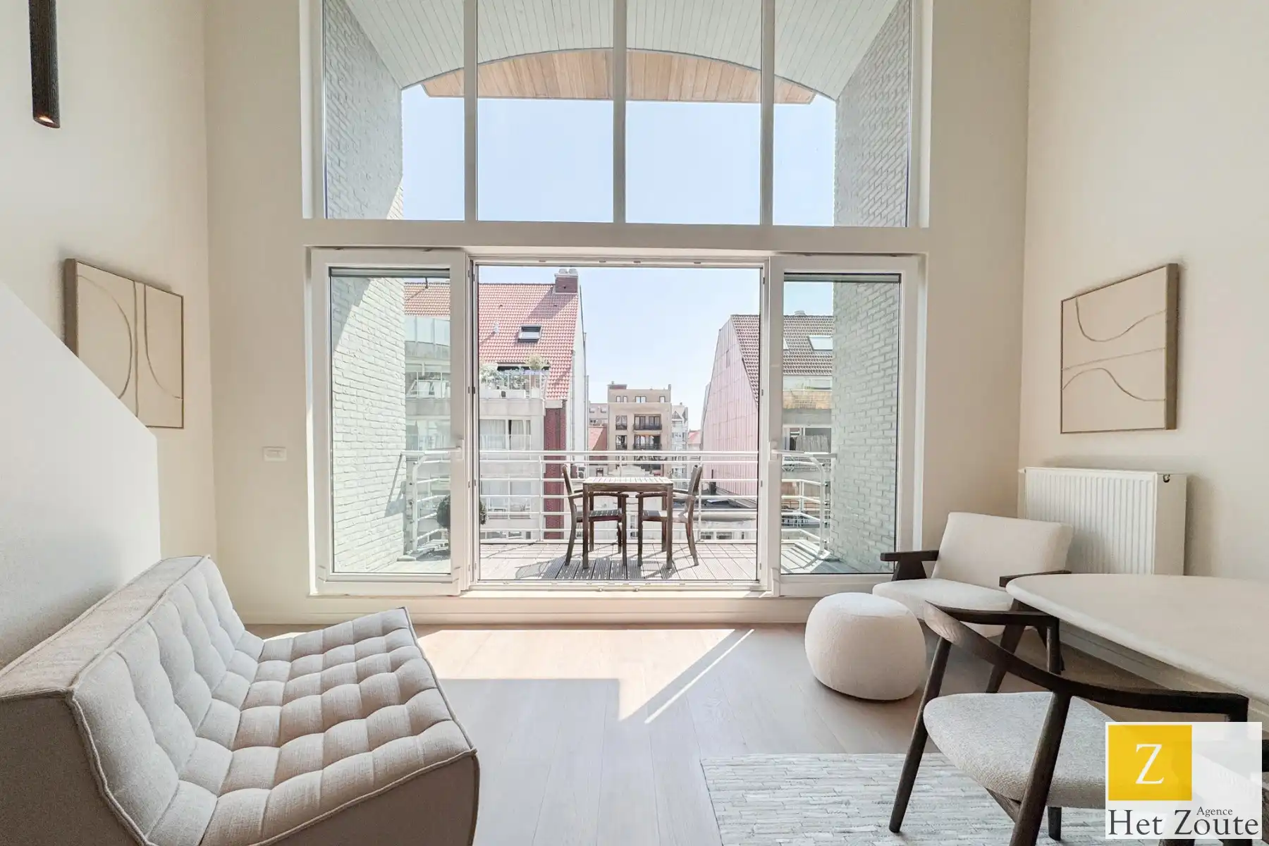 Gerenoveerd duplexappartement met ruim terras foto {{pictureIndex}}