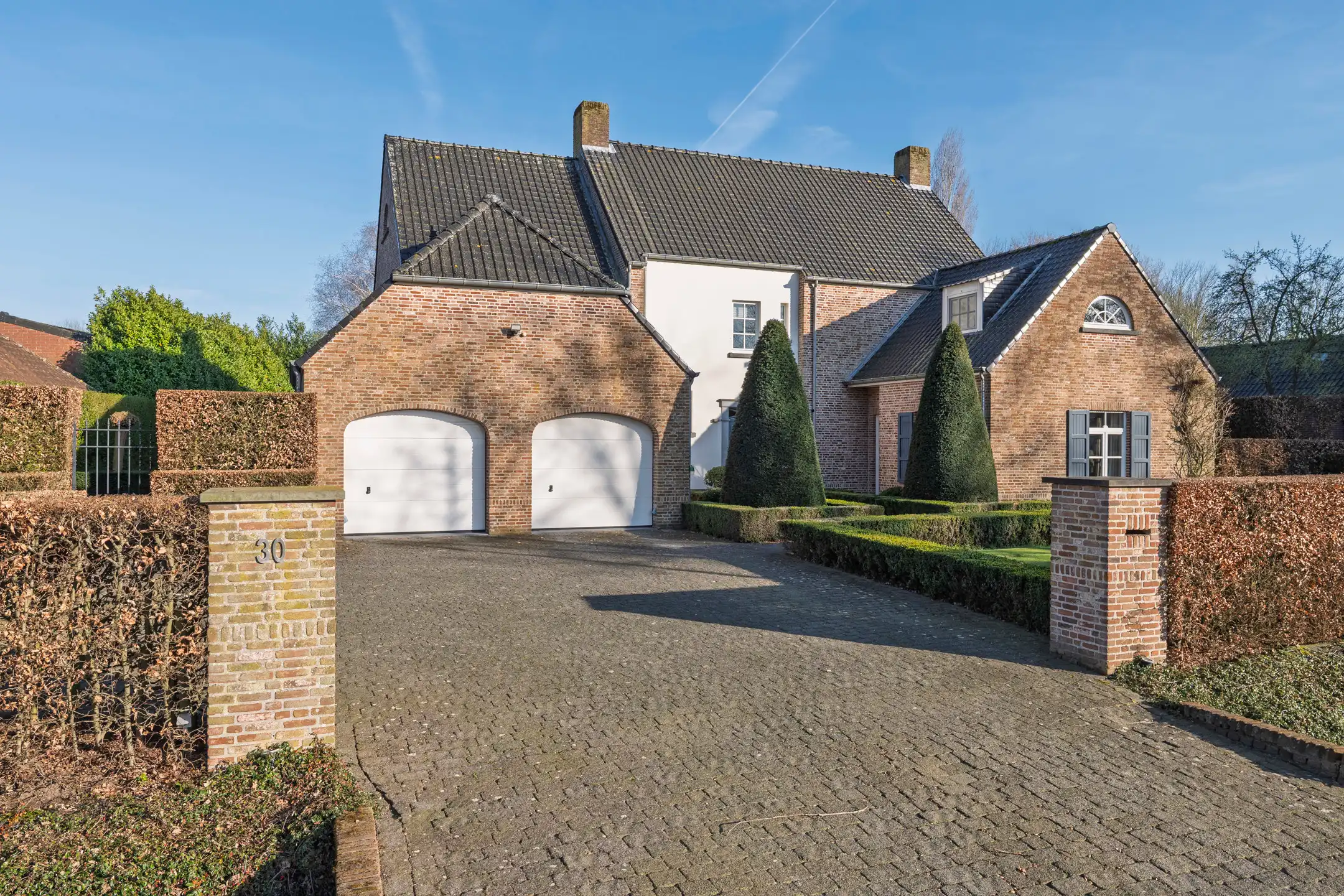 Luxe  villa met een oppervlakte van 475m²  op 1.383m² grond. foto {{pictureIndex}}
