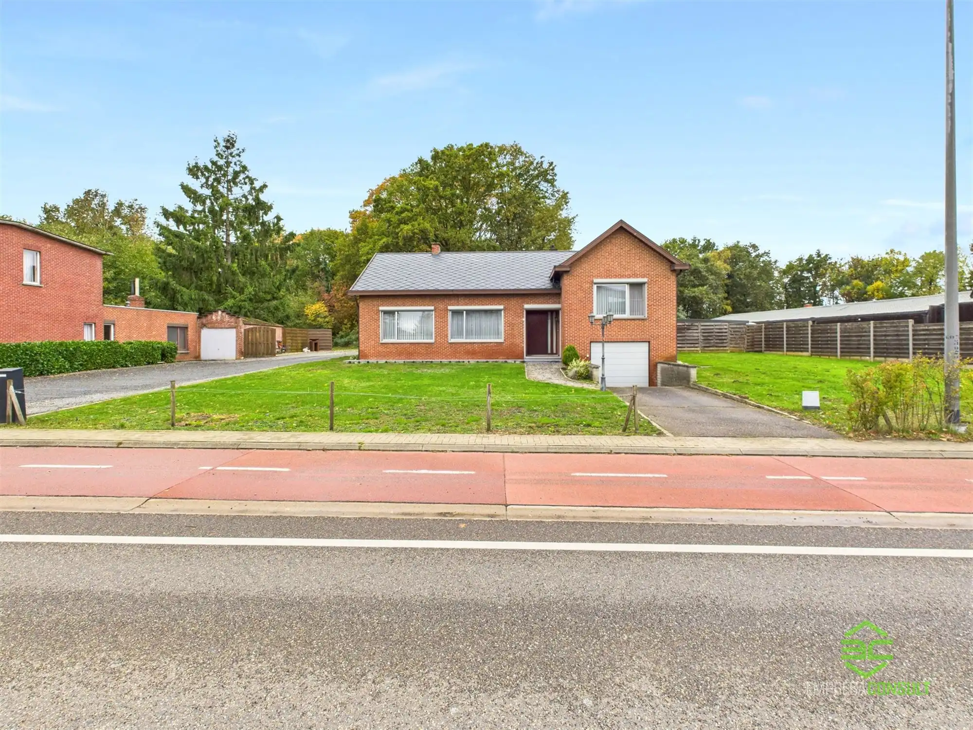 Zeer goed gelegen gezinswoning met 3 slpk! foto 2