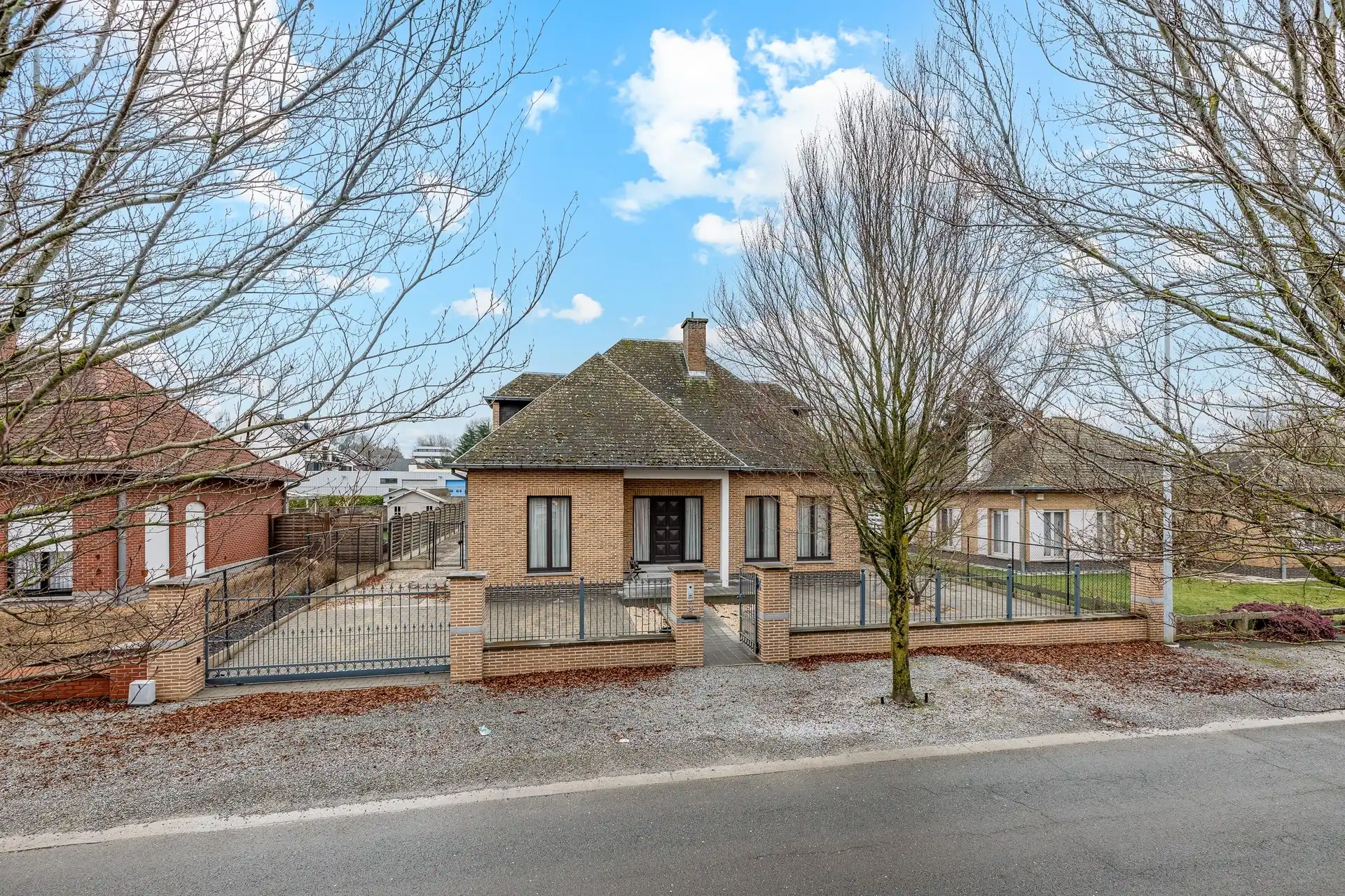 Hoofdfoto van de publicatie: Charmante villa met zwembad op een mooi perceel van 942 m² 