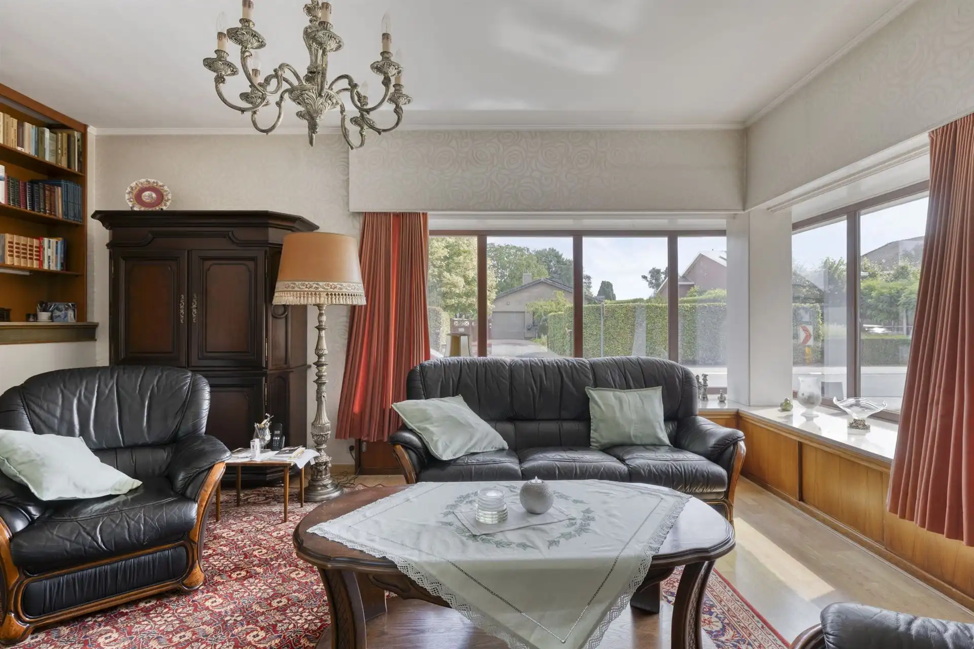 Te renoveren woning met 4 slaapkamers, 2 garages en tuin.  foto 5