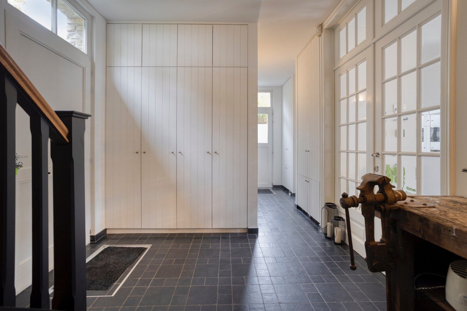 Prachtige woning met een bew. opp. van 302 m², 6 slpk, 3 bk en prachtige tuin met zwembad  foto 3