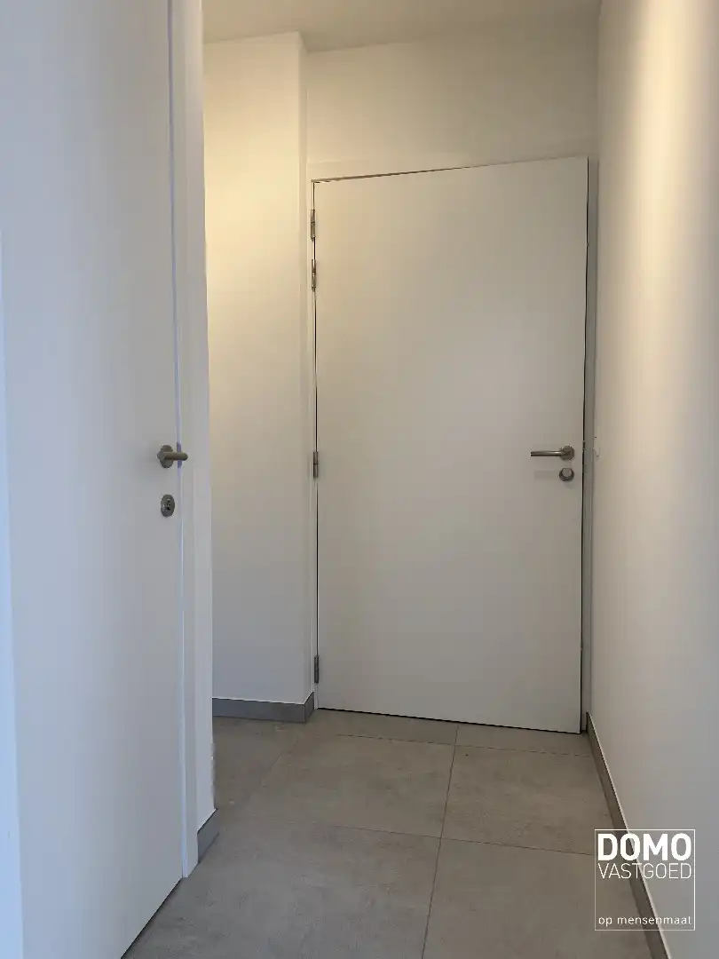 NIEUWBOUWAPPARTEMENT MET 2 SLAAPKAMERS, TERRAS, ONDERGRONDSE AUTOSTANDPLAATS EN KELDERBERGING IN RESIDENTIE "DE KWINT" TE ZONHOVEN foto 3