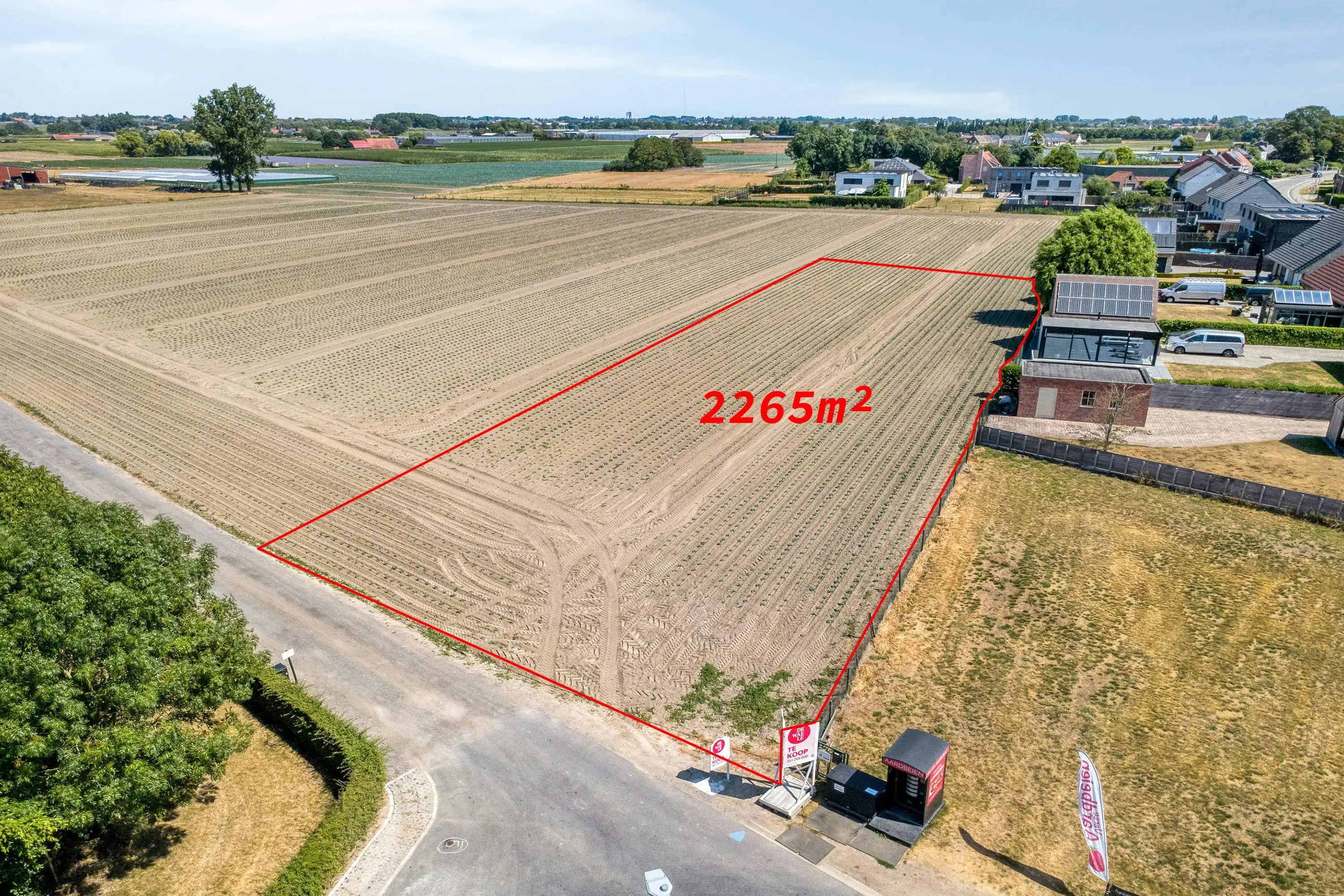 Landelijk gelegen perceel bouwgrond te koop van 2.265 m²  foto {{pictureIndex}}