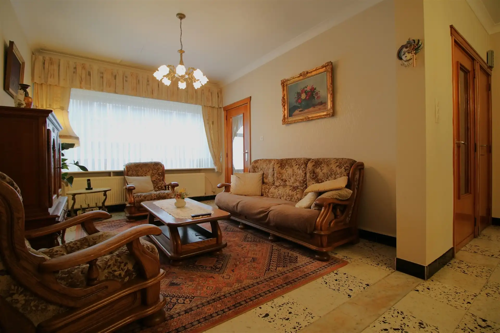 Op te frissen woning in het centrum foto 5