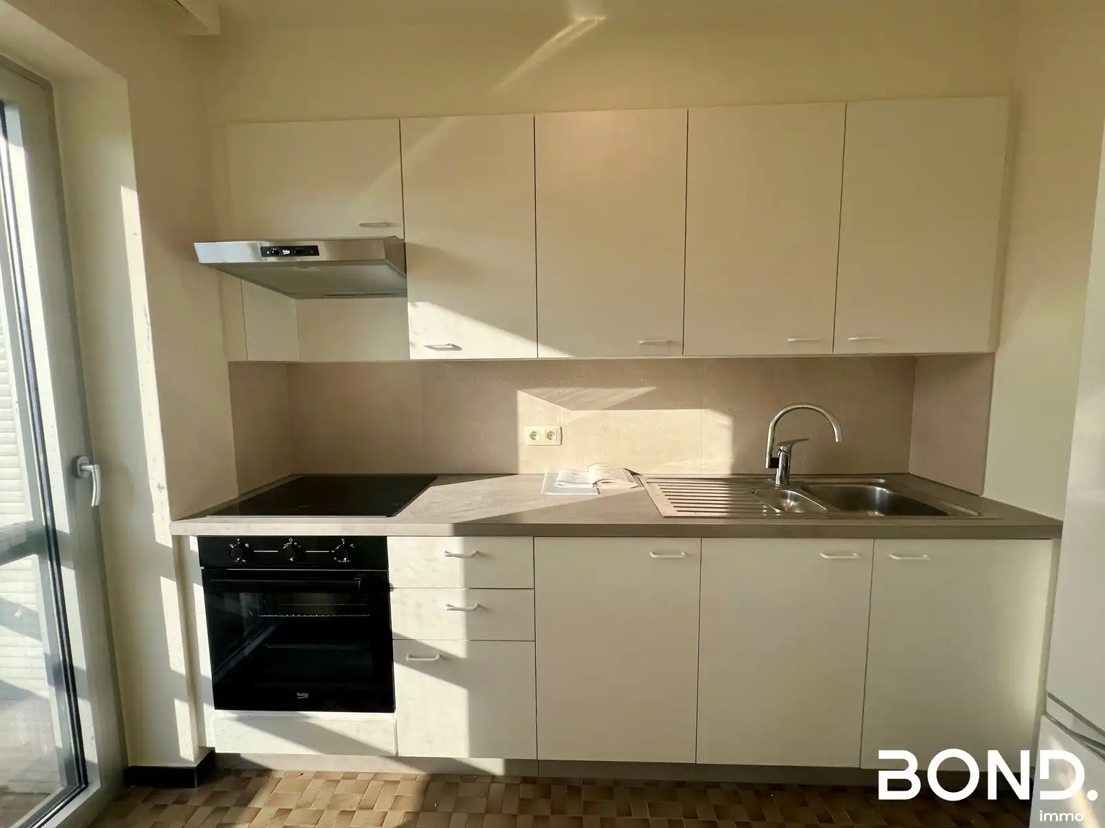 Gerenoveerd 1-slaapkamer appartement met garagebox te huur foto 6