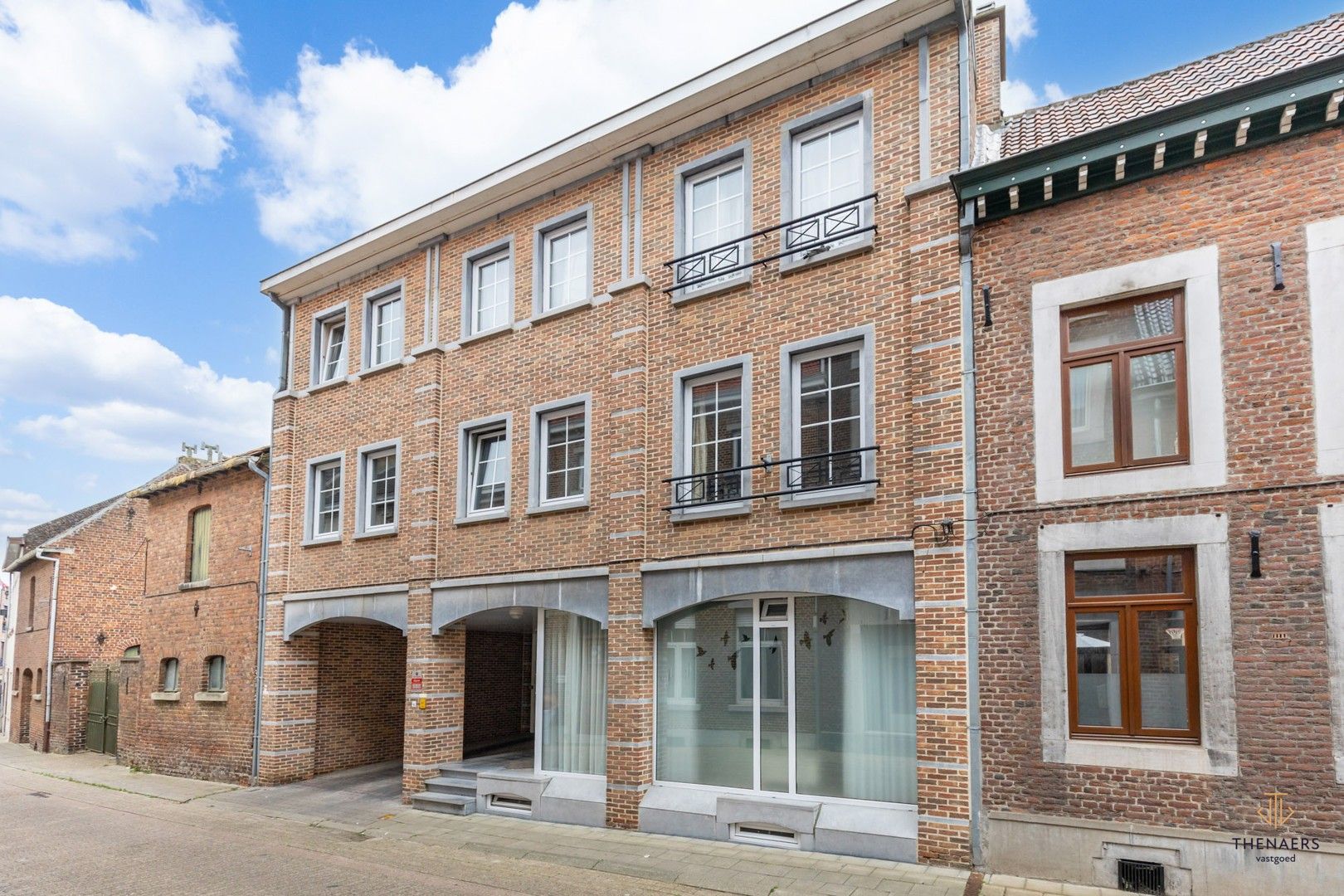 Opbrengsteigendom met 3 appartementen en 3 autostaanplaatsen in centrum Borgloon. foto {{pictureIndex}}