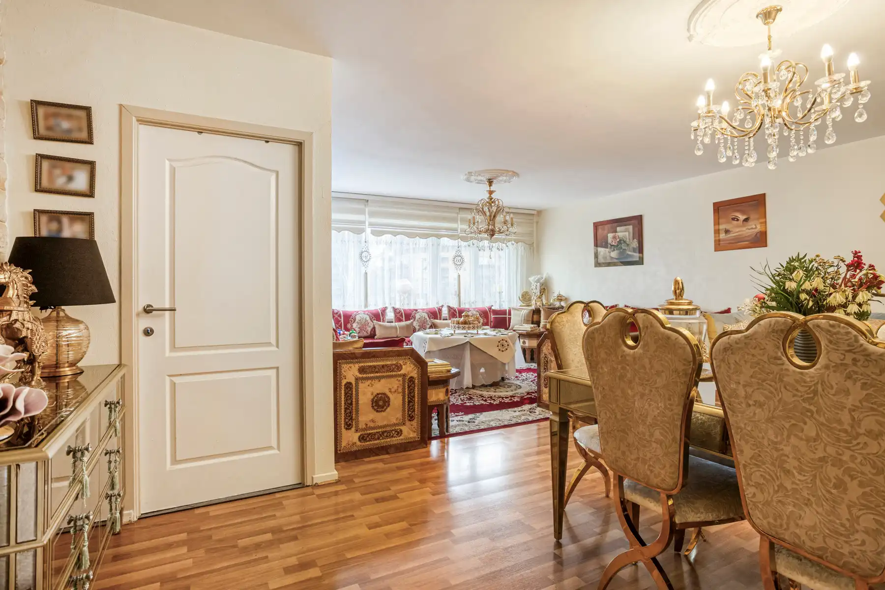 Ruim instapklaar appartement met parking foto 2