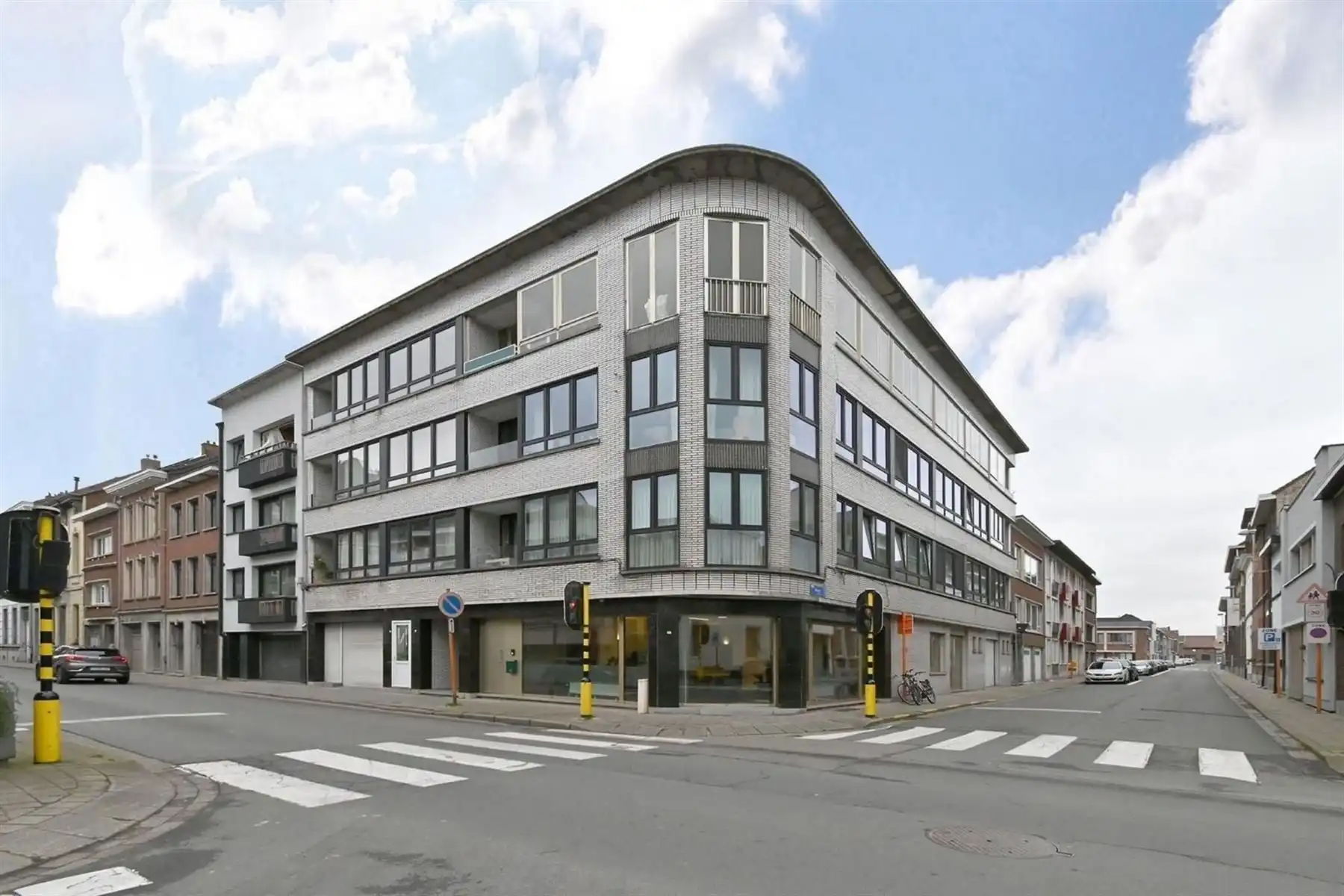 Modern, gerenoveerd kantoor met ruime garage foto 13