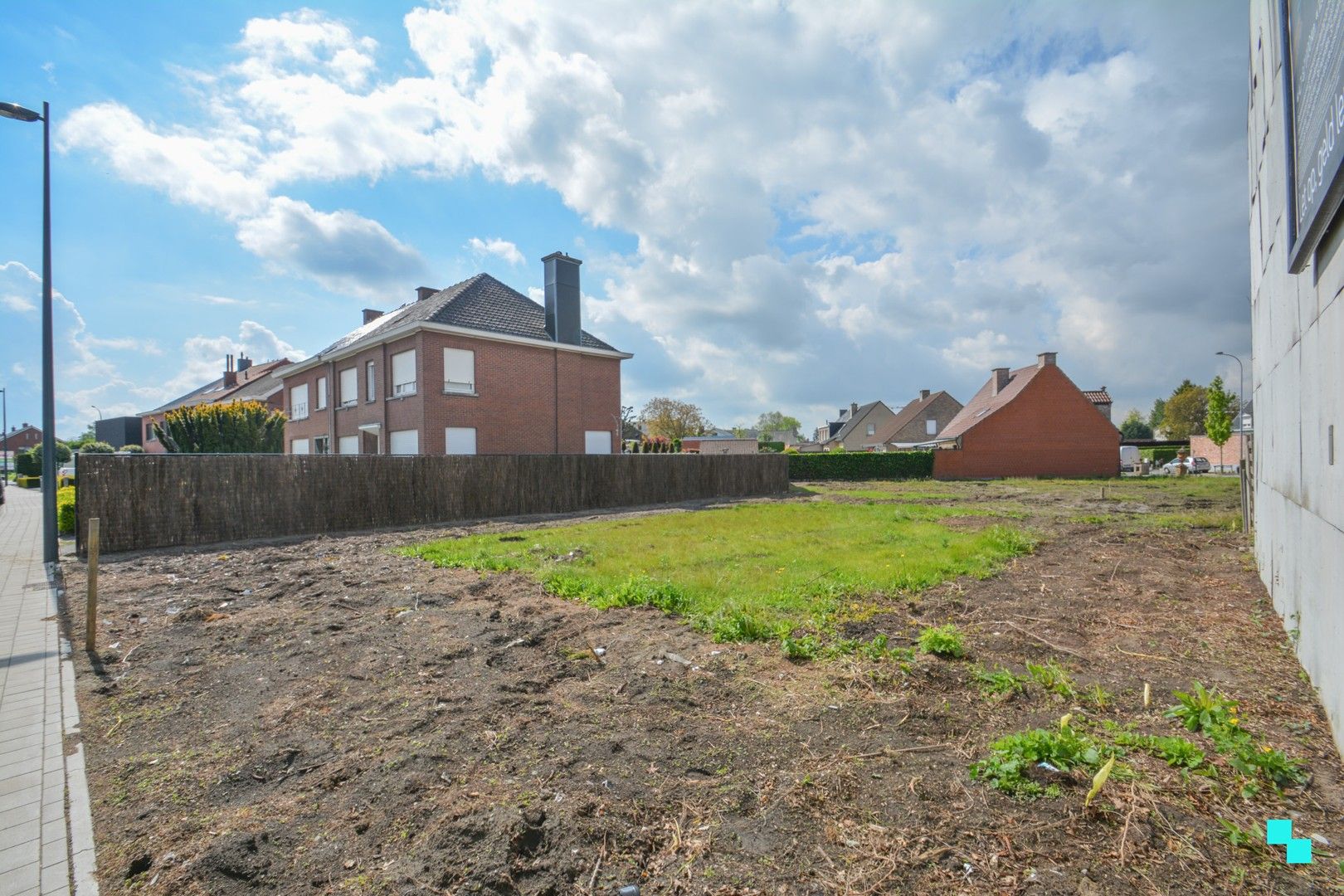 Gunstig gelegen bouwgrond met goedgekeurd bouwplan te Izegem foto {{pictureIndex}}