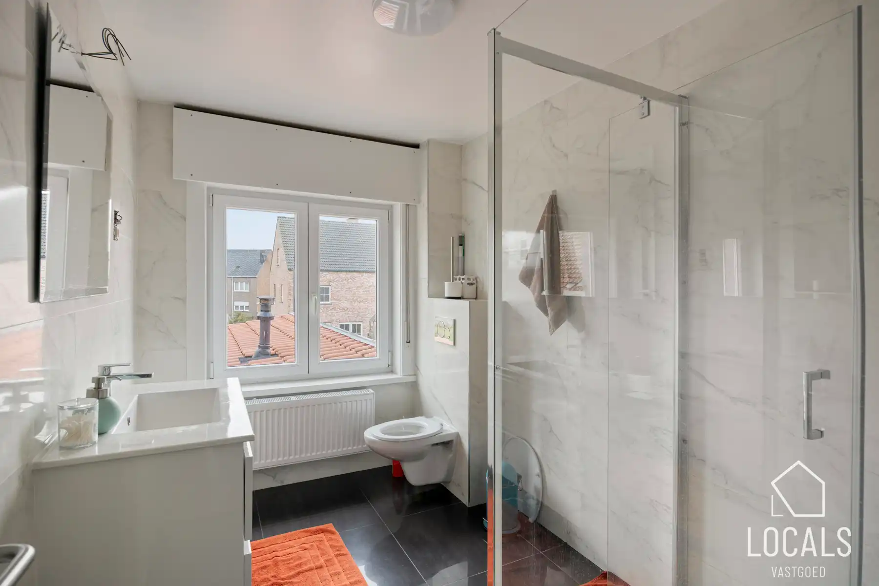 Instapklare woning met 5 slaapk., 3 badkamers en tuin foto 16