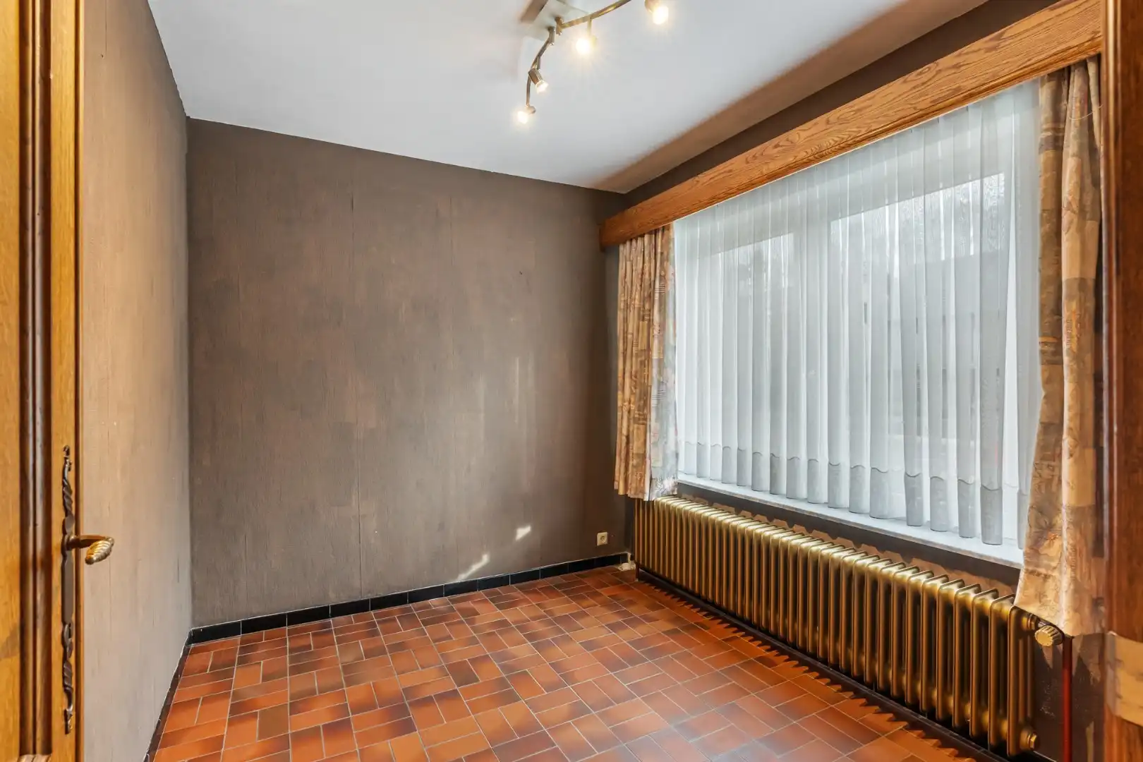 Halfvrijstaande woning op een perceel van 7a31ca, met aparte bureelruimte en inpandige garage! foto 13