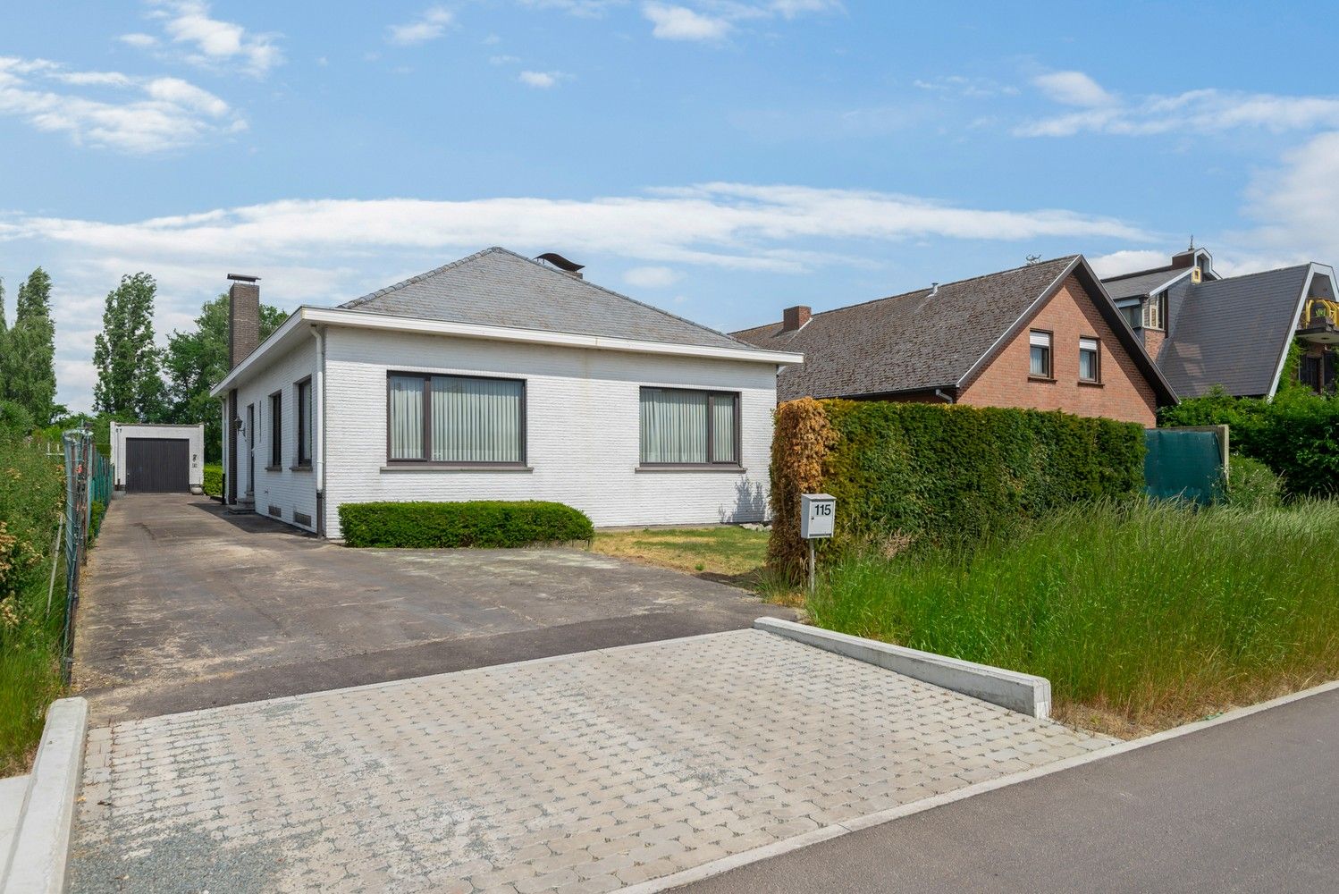 Hoofdfoto van de publicatie: Ruime woning met prachtig onderhouden tuin met verzicht over de velden