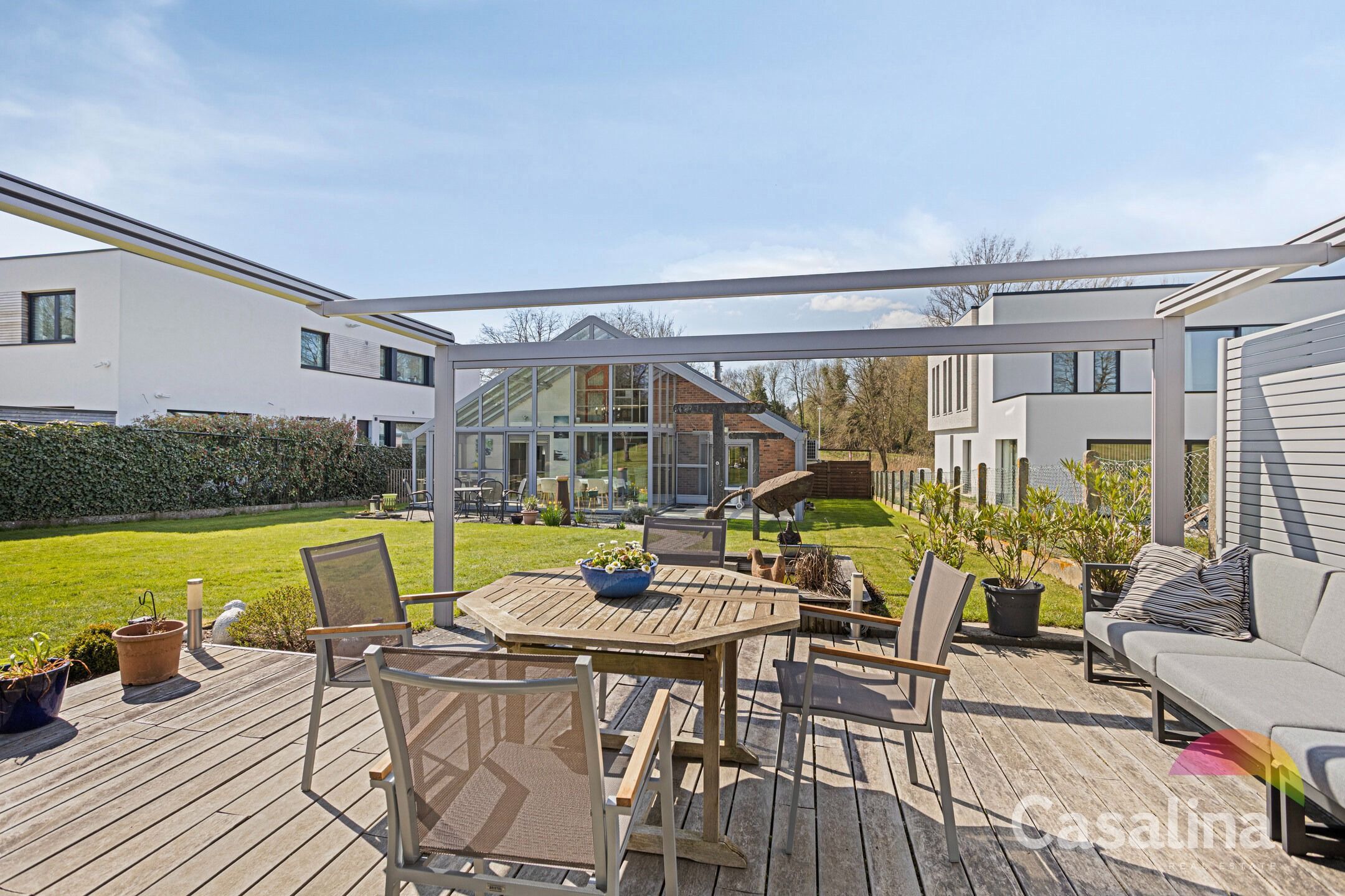 4-gevel woning met een prachtige tuin foto {{pictureIndex}}