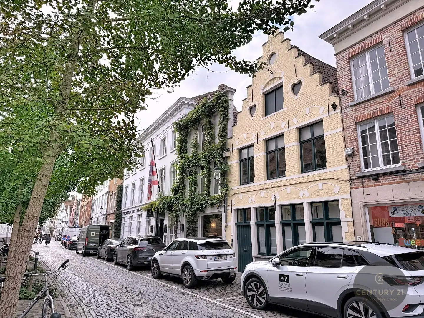 BRUGGE: exclusief pand met uitzonderlijke binnentuin foto {{pictureIndex}}